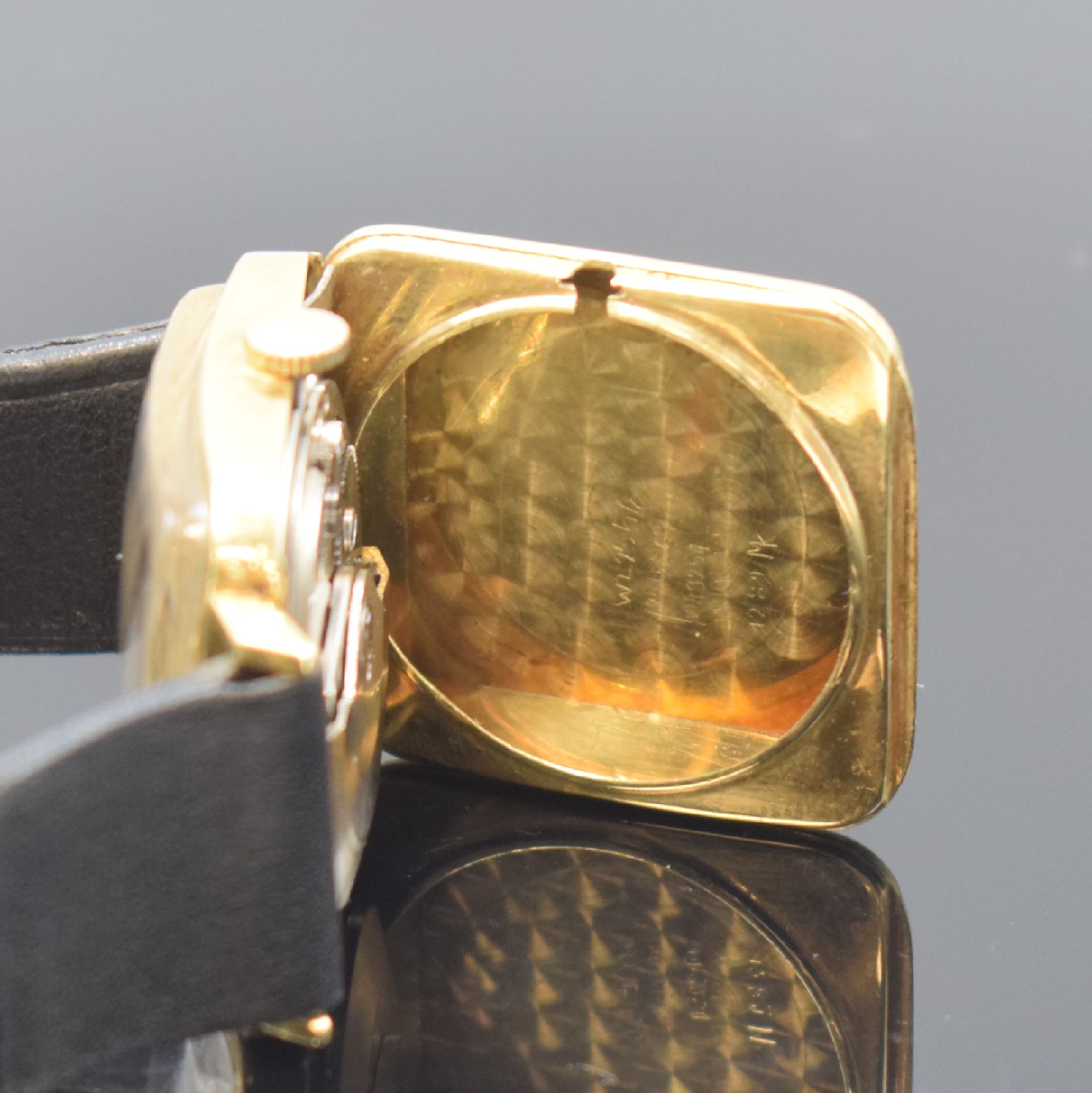 Detail e: Quadratische Herrenarmbanduhr in GG 585/000, Schweiz um 1960, Automatik, Scharniergeh., silb. Zifferbl. fl., gebl. Zeiger, Datum b. 3, vern. Werk ...