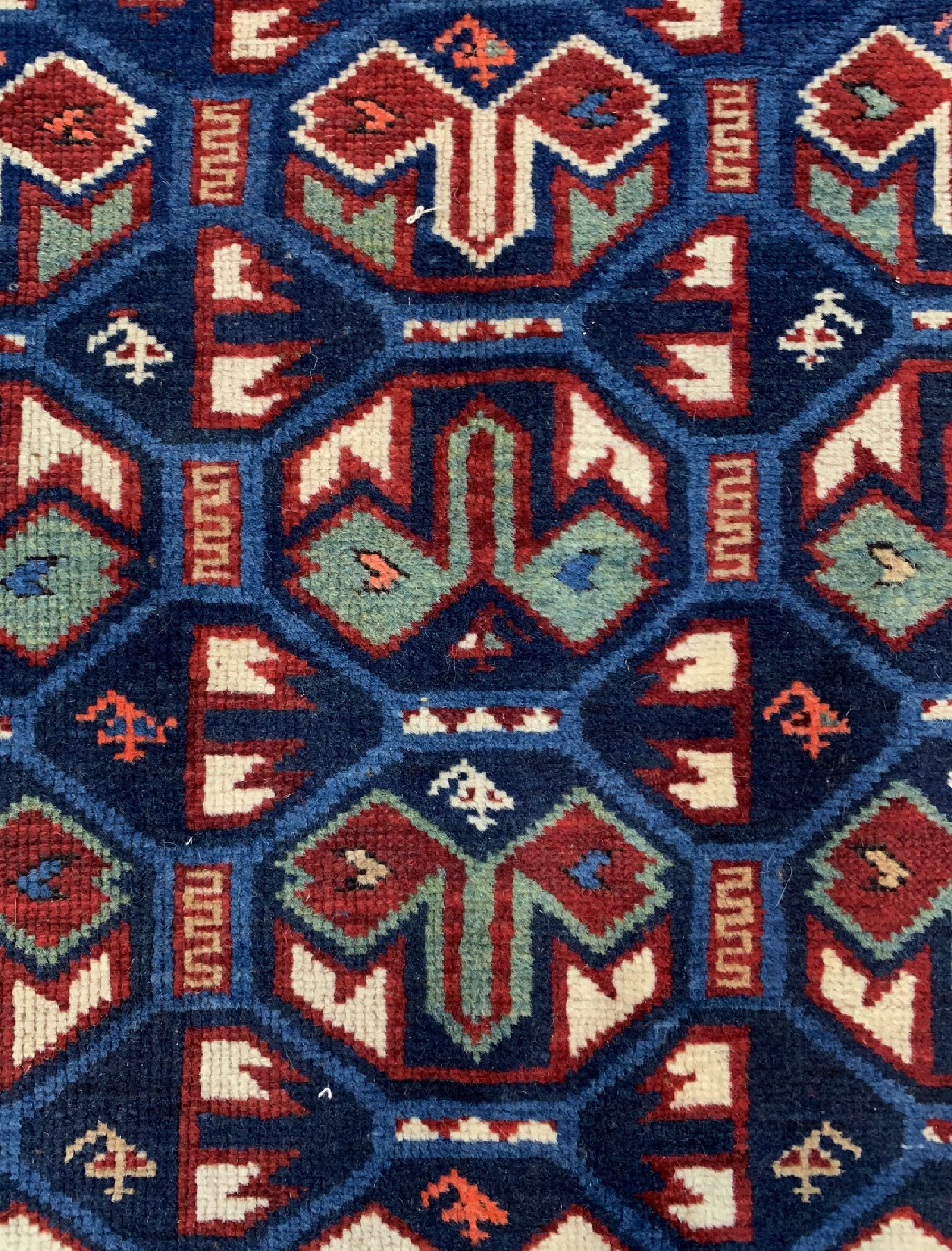 Detail b: Kuba Schirwan antik, Kaukasus, 19.Jhd, Wolle auf Wolle, ca. 400 x 134 cm, EHZ: 3-4