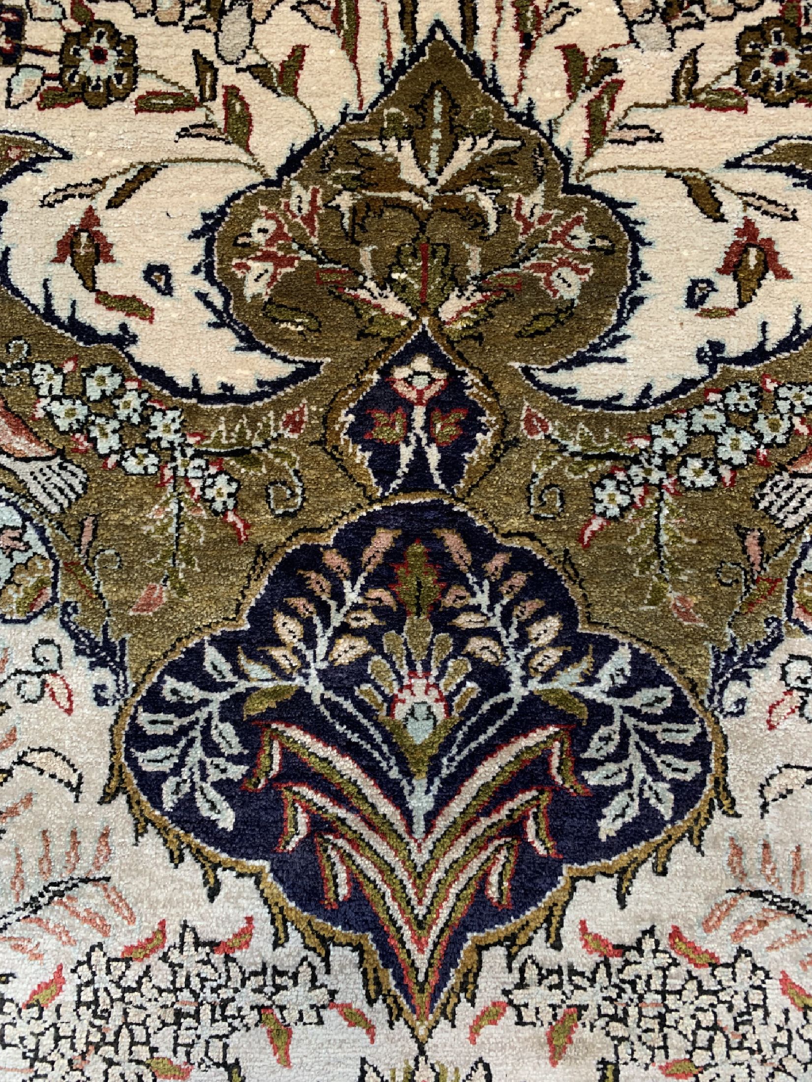 Detail d: Ghom Seide alt, Persien, um 1950, reine Naturseide, ca. 167 x 112 cm, gereinigt, EHZ: 1-2