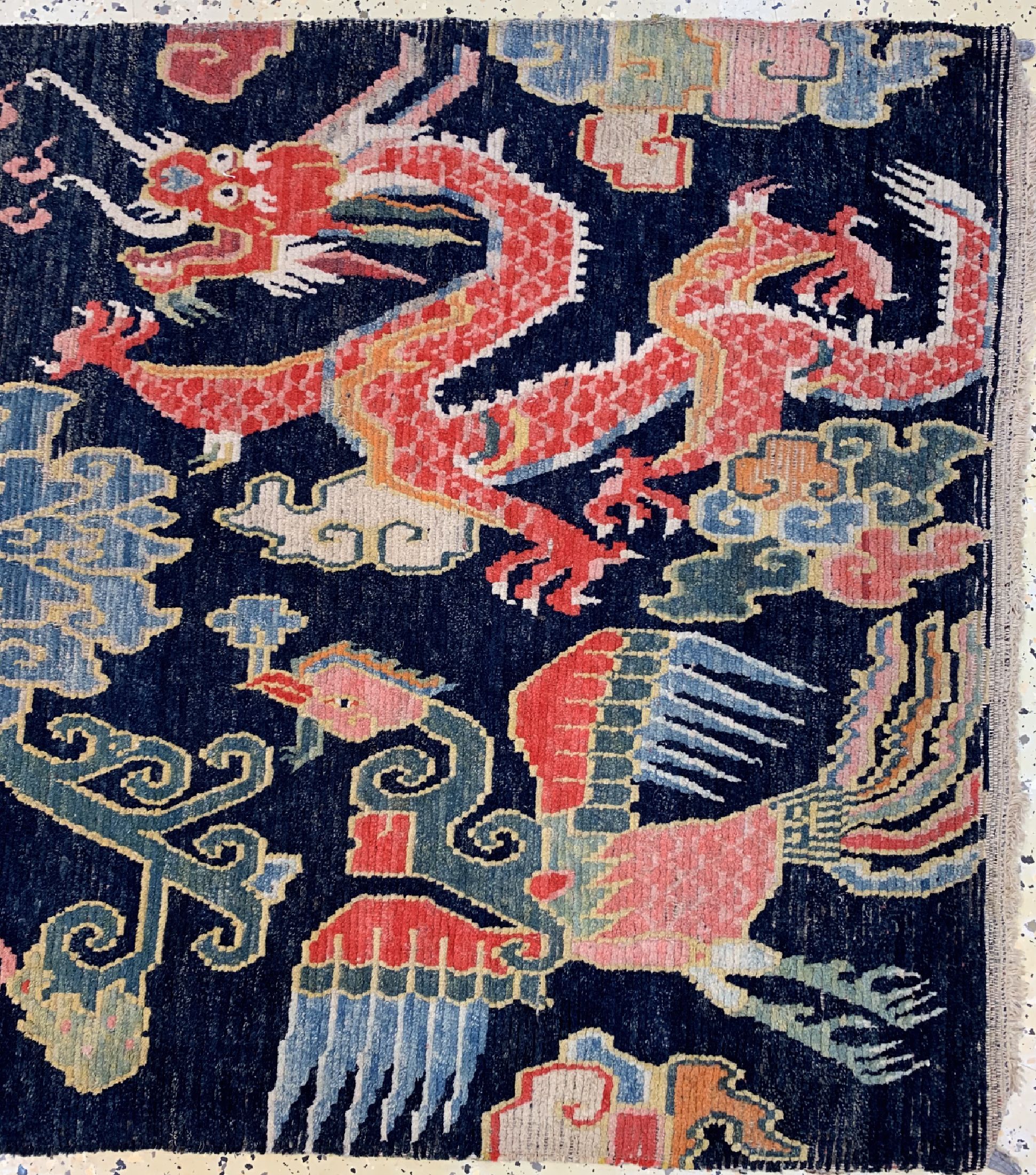 Detail b: Tibet"Drachenteppich", um 1900, Wolle auf Baumwolle, ca. 175 x 90 cm, EHZ: 2