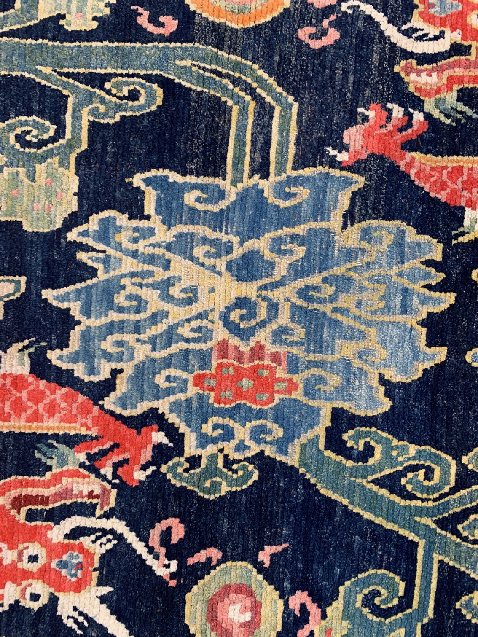 Detail c: Tibet"Drachenteppich", um 1900, Wolle auf Baumwolle, ca. 175 x 90 cm, EHZ: 2