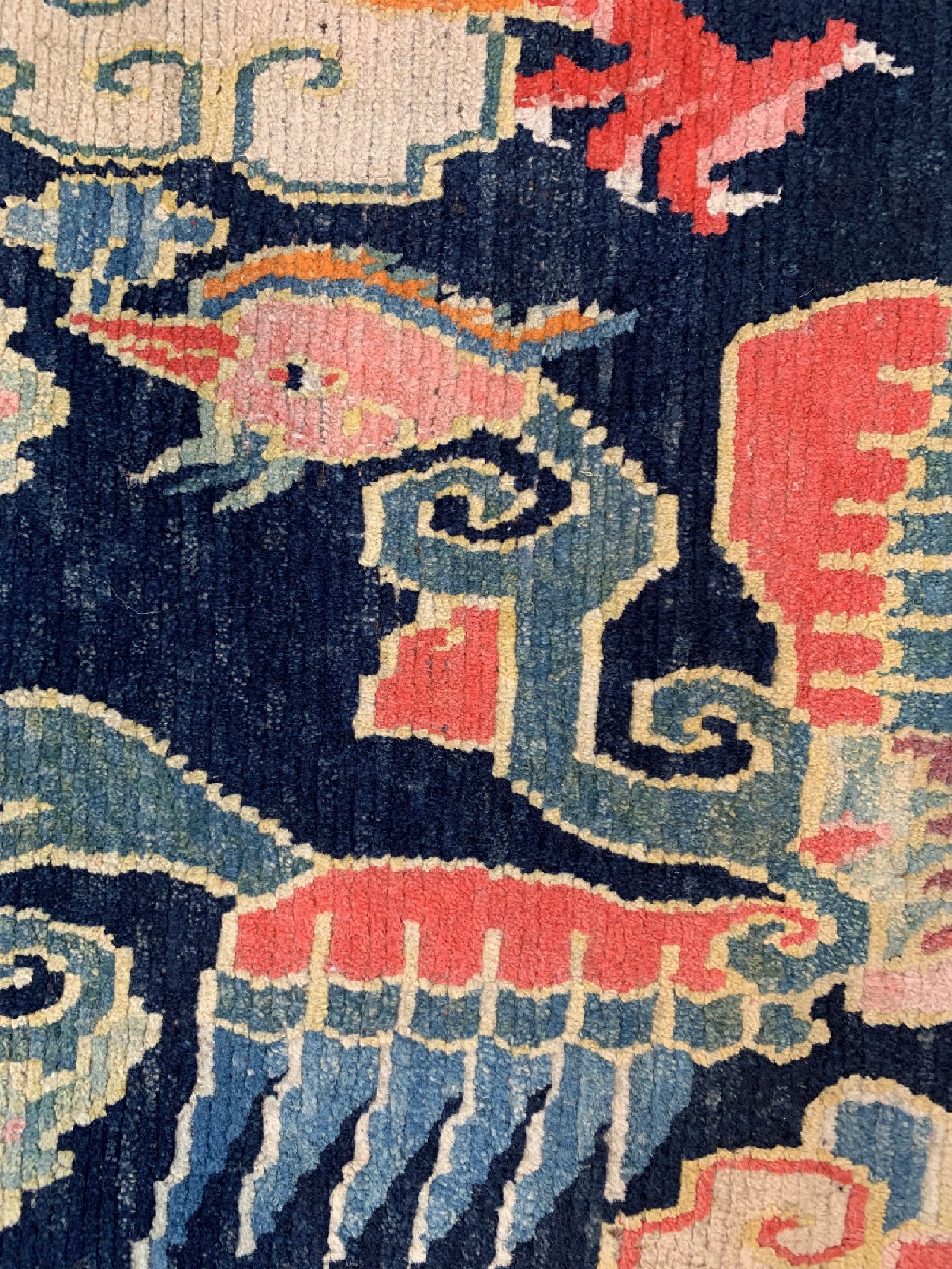 Detail d: Tibet"Drachenteppich", um 1900, Wolle auf Baumwolle, ca. 175 x 90 cm, EHZ: 2