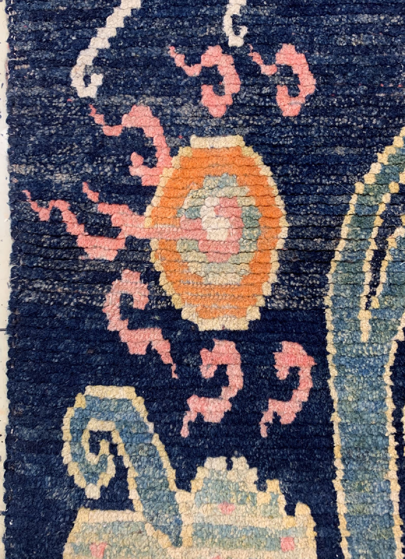 Detail e: Tibet"Drachenteppich", um 1900, Wolle auf Baumwolle, ca. 175 x 90 cm, EHZ: 2