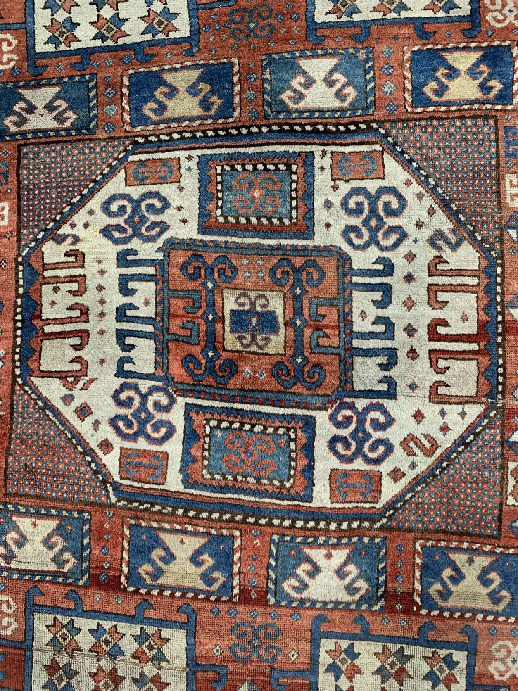 Detail c: Antiker Karachof Kazak, Kaukasus, 19.Jhd, Wolle auf Wolle, ca. 225 x 180 cm, EHZ: 3