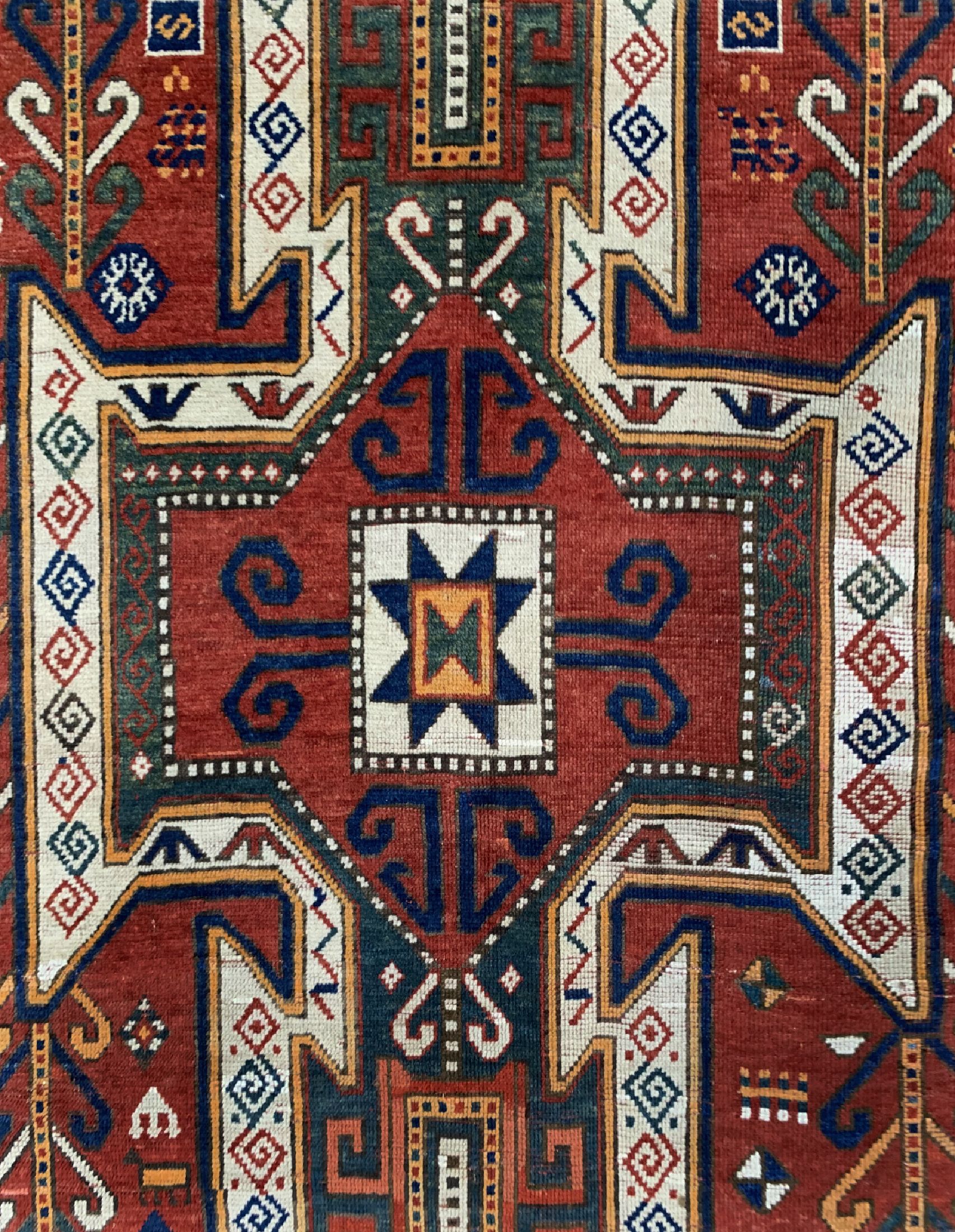 Detail b: Antiker Schildkazak, Kaukasus, 19.Jhd, Wolle auf Wolle, ca. 233 x 175 cm, EHZ: 2-3