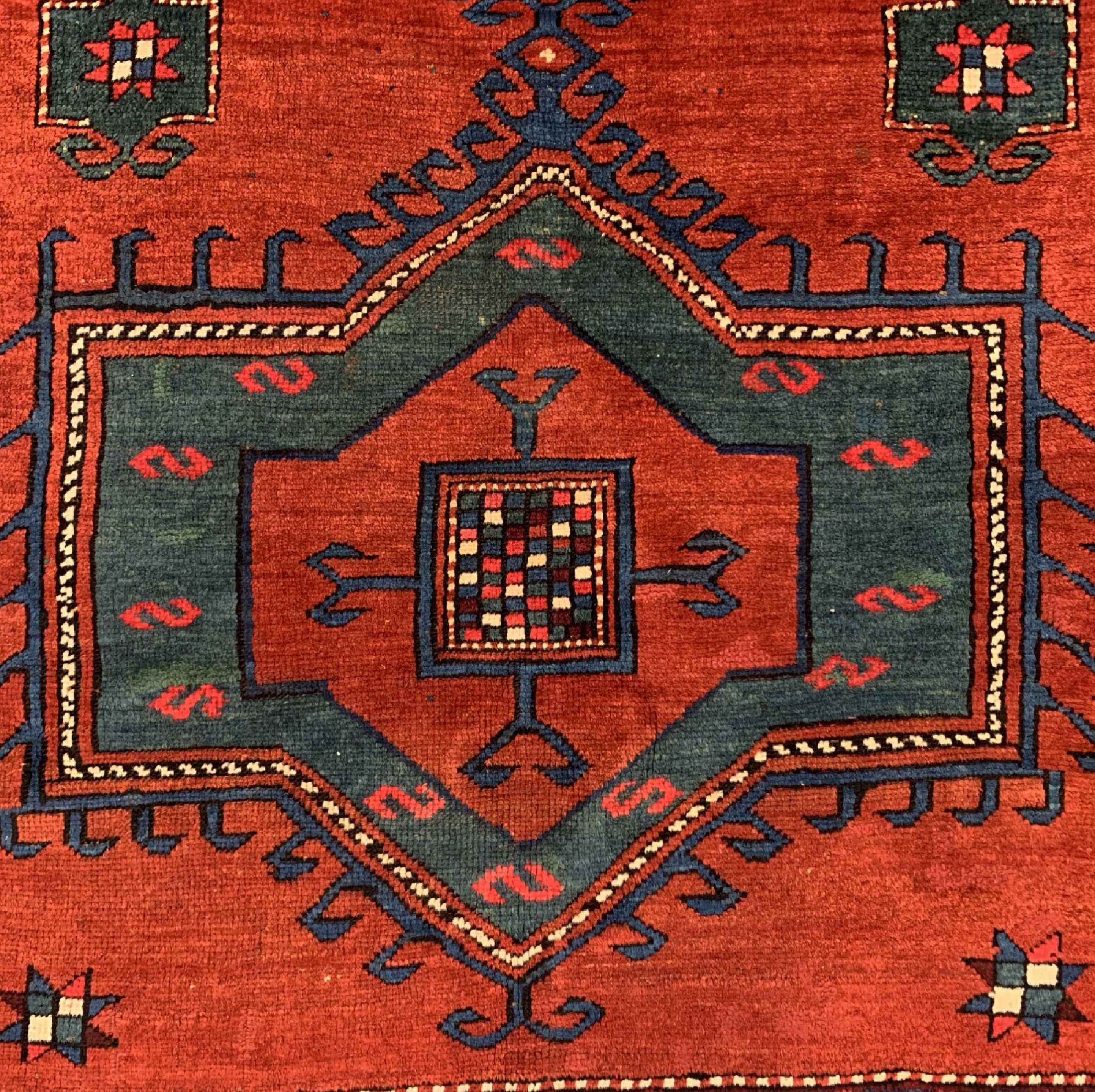 Detail b: Antiker Kazak, Kaukasus, um 1900, Wolle aufWolle, ca. 240 x 160 cm, EHZ: 2