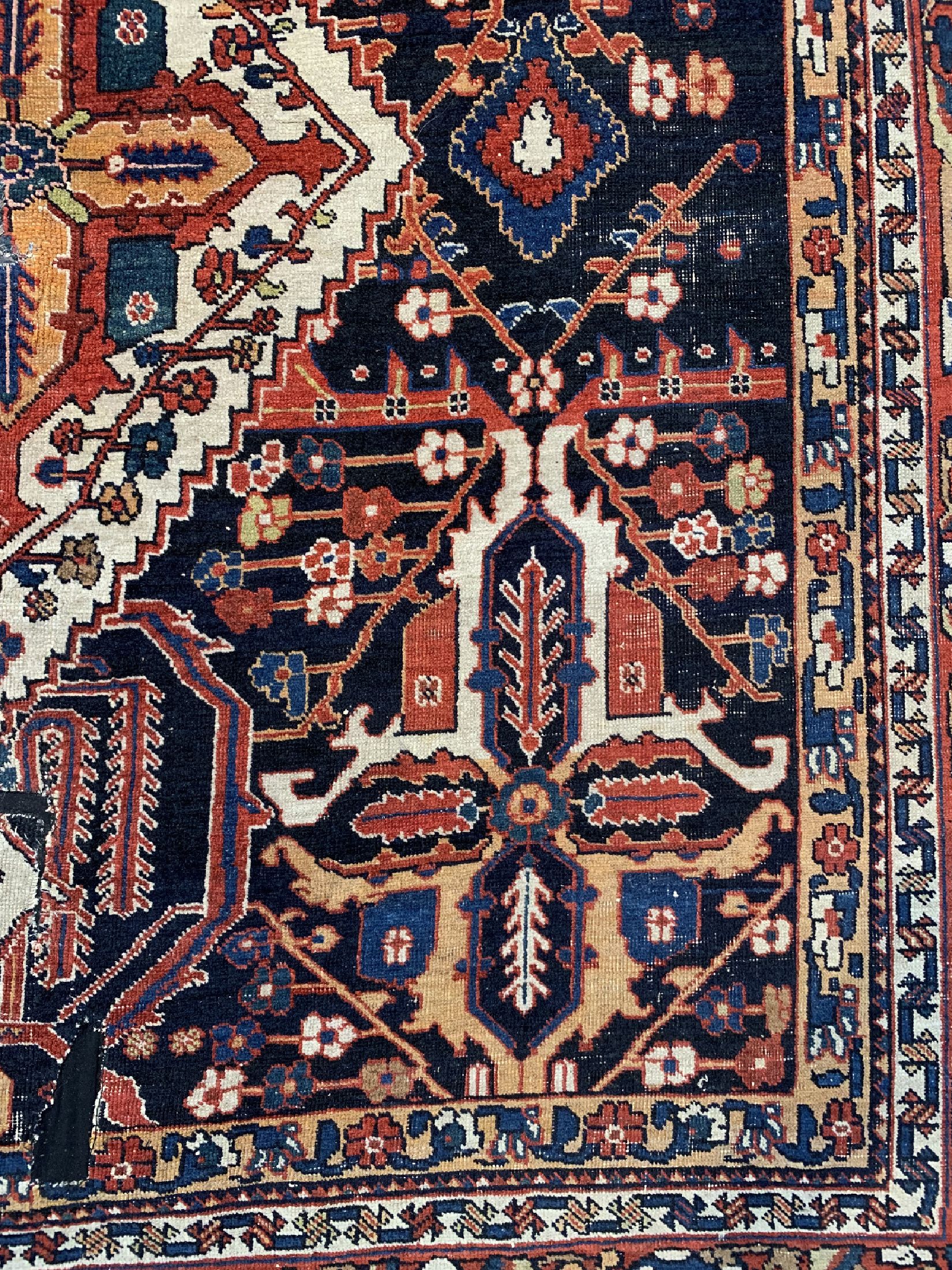 Detail a: Antiker Bachtiar"Khanteppich, Persien, datiert 1324(1903), Wolle auf Baumwolle, ca. 443 x 218 cm, EHZ: 4
