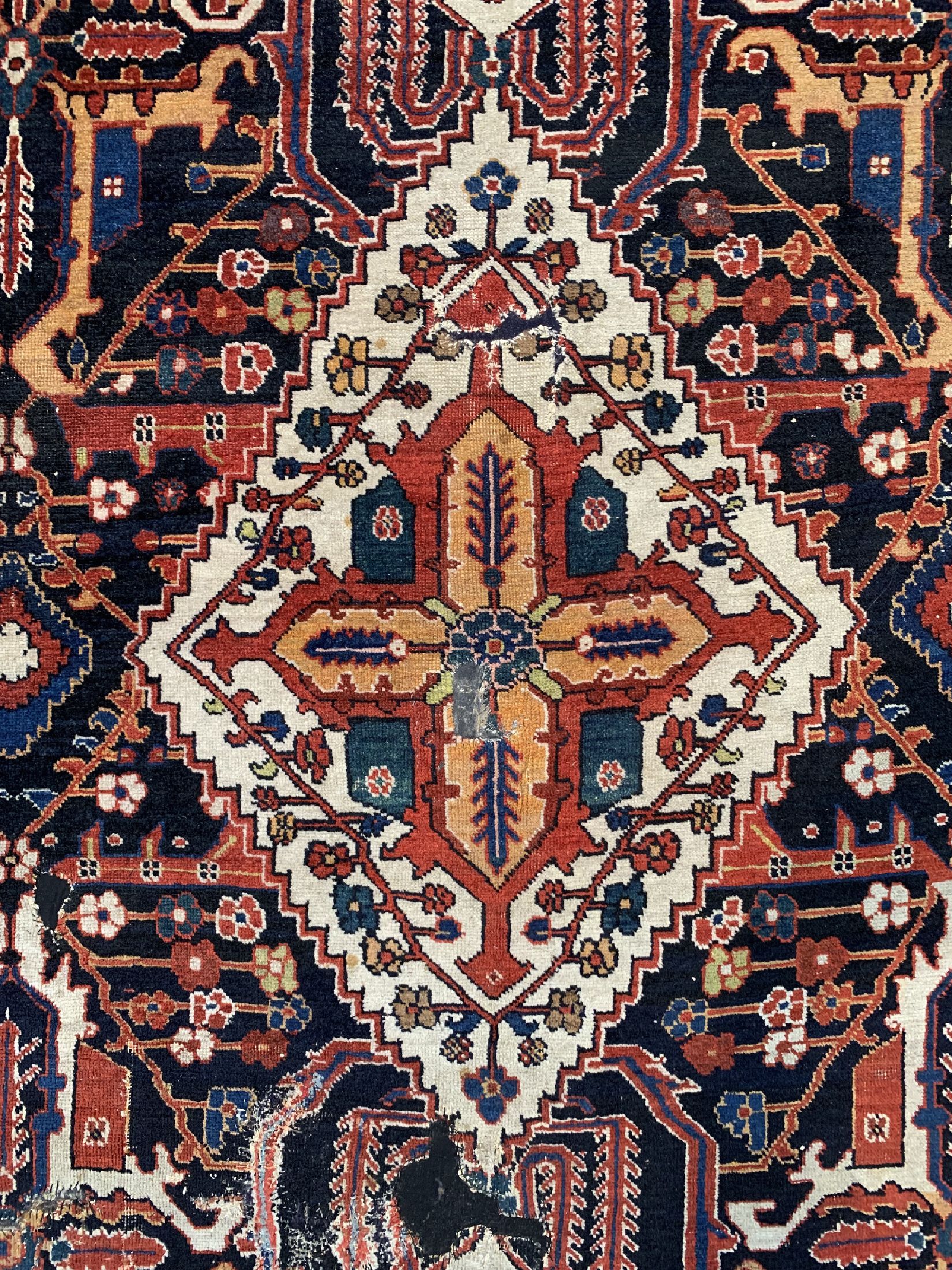 Detail b: Antiker Bachtiar"Khanteppich, Persien, datiert 1324(1903), Wolle auf Baumwolle, ca. 443 x 218 cm, EHZ: 4