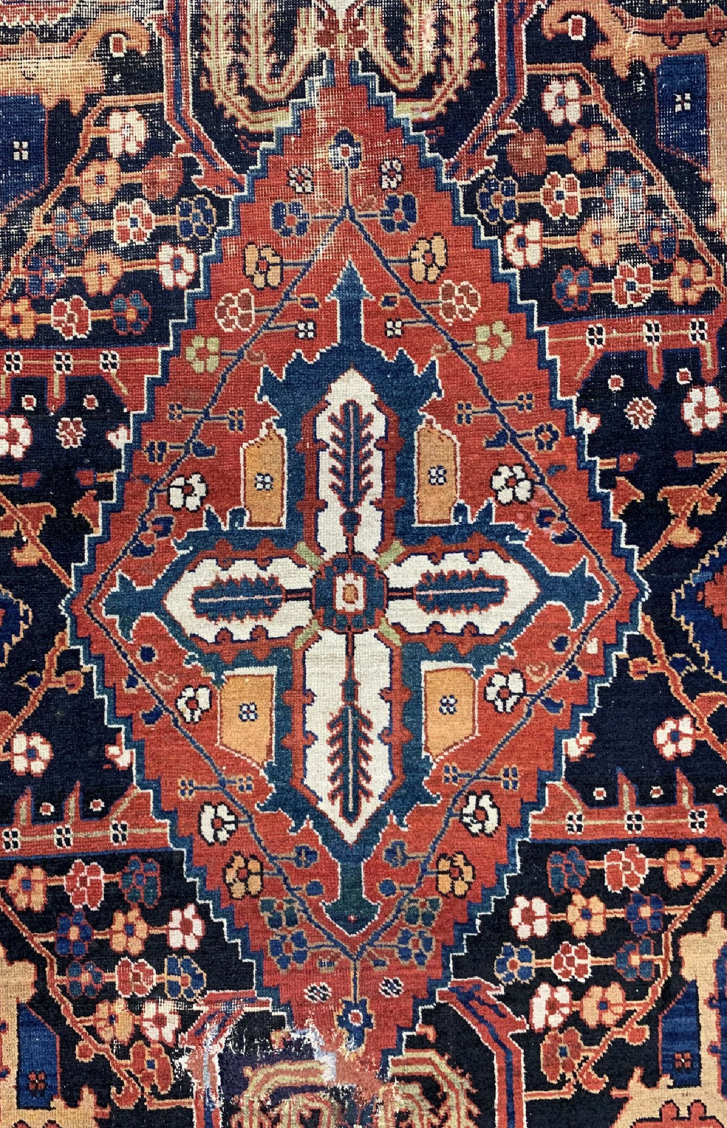 Detail c: Antiker Bachtiar"Khanteppich, Persien, datiert 1324(1903), Wolle auf Baumwolle, ca. 443 x 218 cm, EHZ: 4