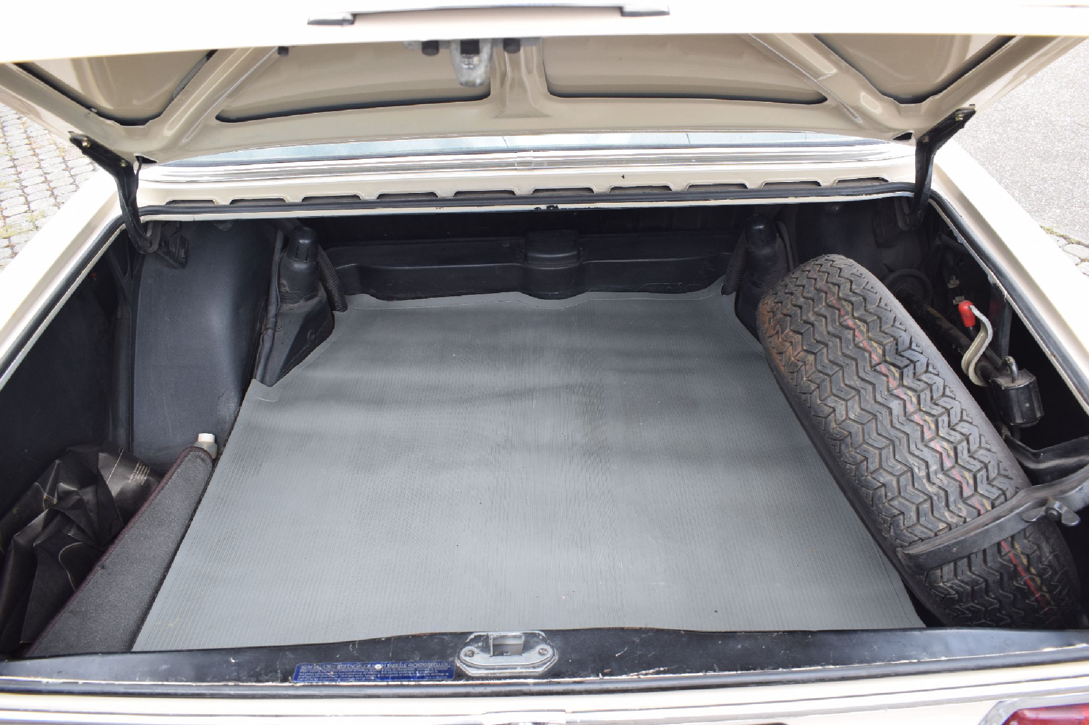 Detail d: Mercedes-Benz 280 SE W 108, Fahrgestellnummer: 10801812096012, EZ 04/1972, Laufleistung ca. 26.500 km abgelesen,Automatikgetriebe, HU 04/2025, ...