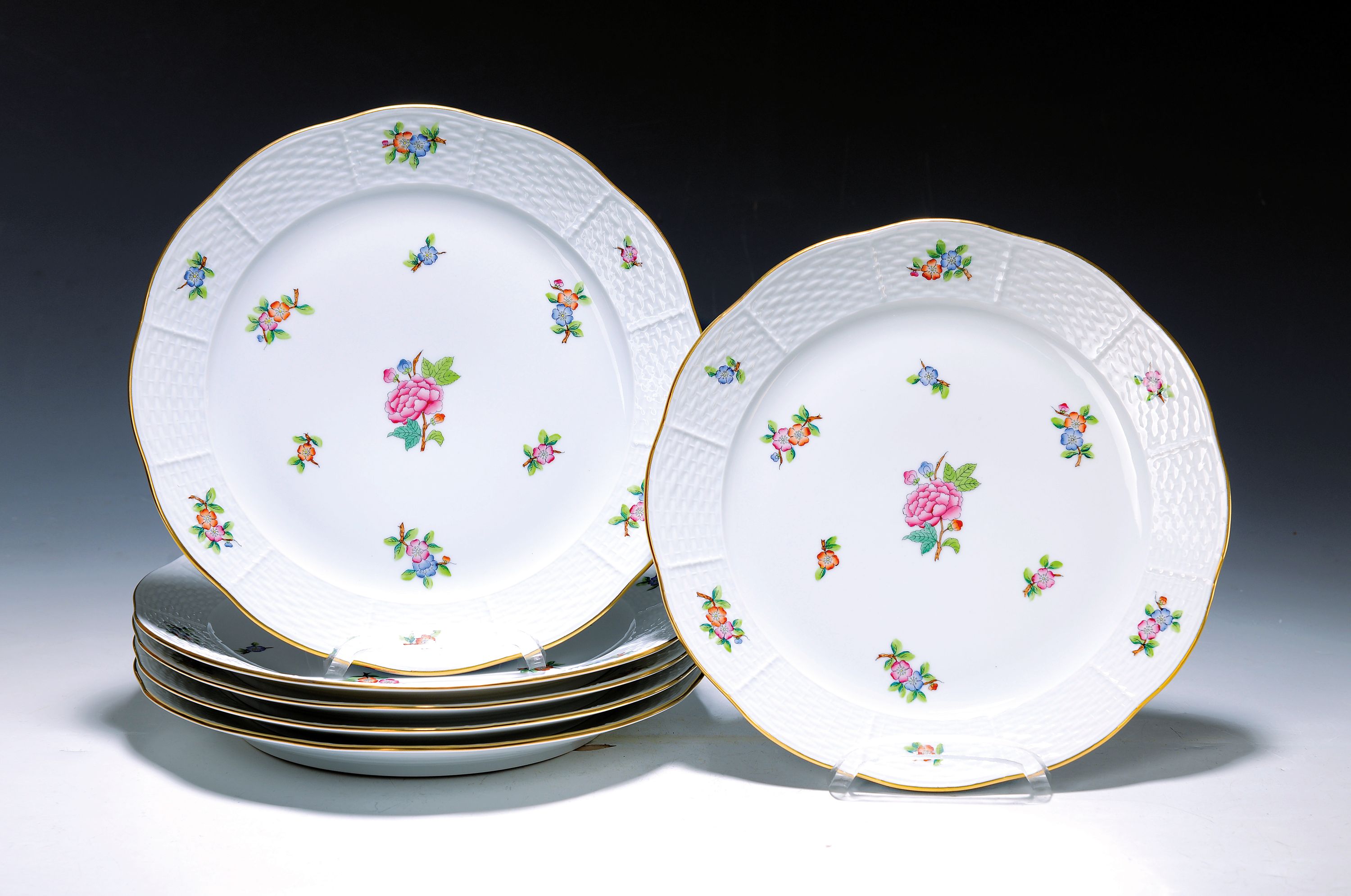 Speiseservice, Herend, Ungarn, 20.Jh., Porzellan, für 6 Personen, Streublumendekor, Goldstaffage, 6 Speiseteller, 6 Suppentassen mit UT, Vase, ...