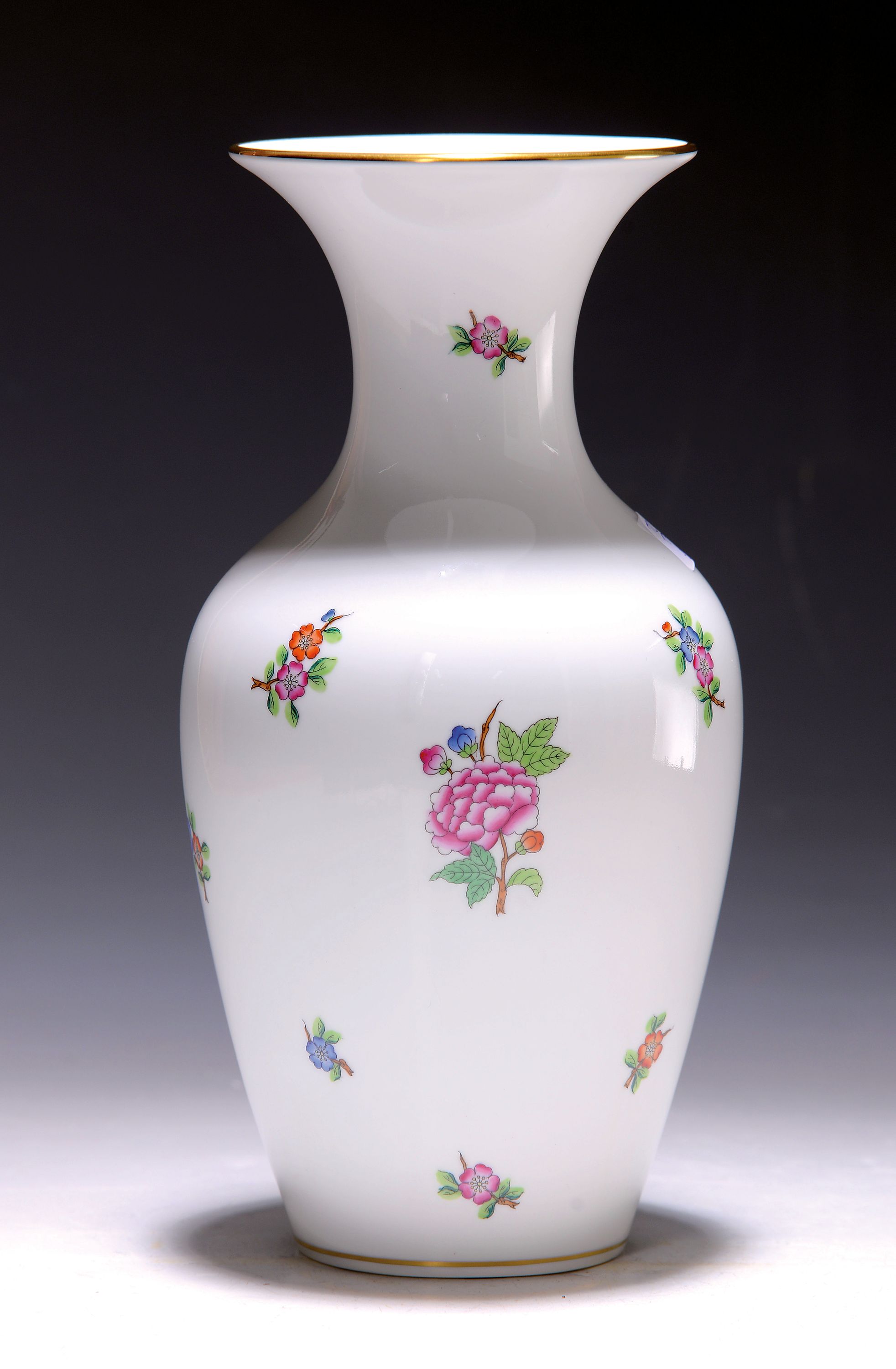 Detail a: Speiseservice, Herend, Ungarn, 20.Jh., Porzellan, für 6 Personen, Streublumendekor, Goldstaffage, 6 Speiseteller, 6 Suppentassen mit UT, Vase, ...