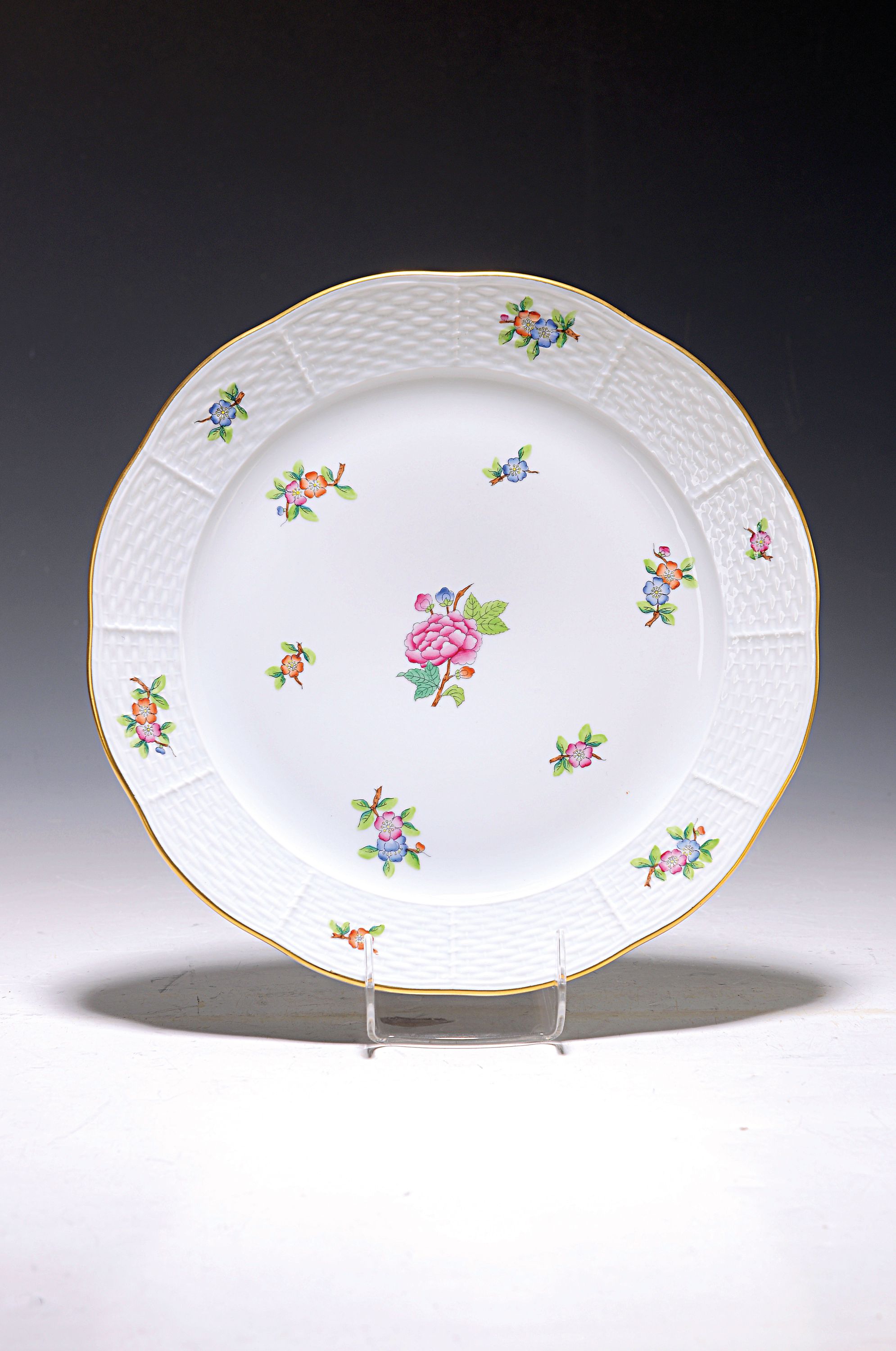 Detail c: Speiseservice, Herend, Ungarn, 20.Jh., Porzellan, für 6 Personen, Streublumendekor, Goldstaffage, 6 Speiseteller, 6 Suppentassen mit UT, Vase, ...