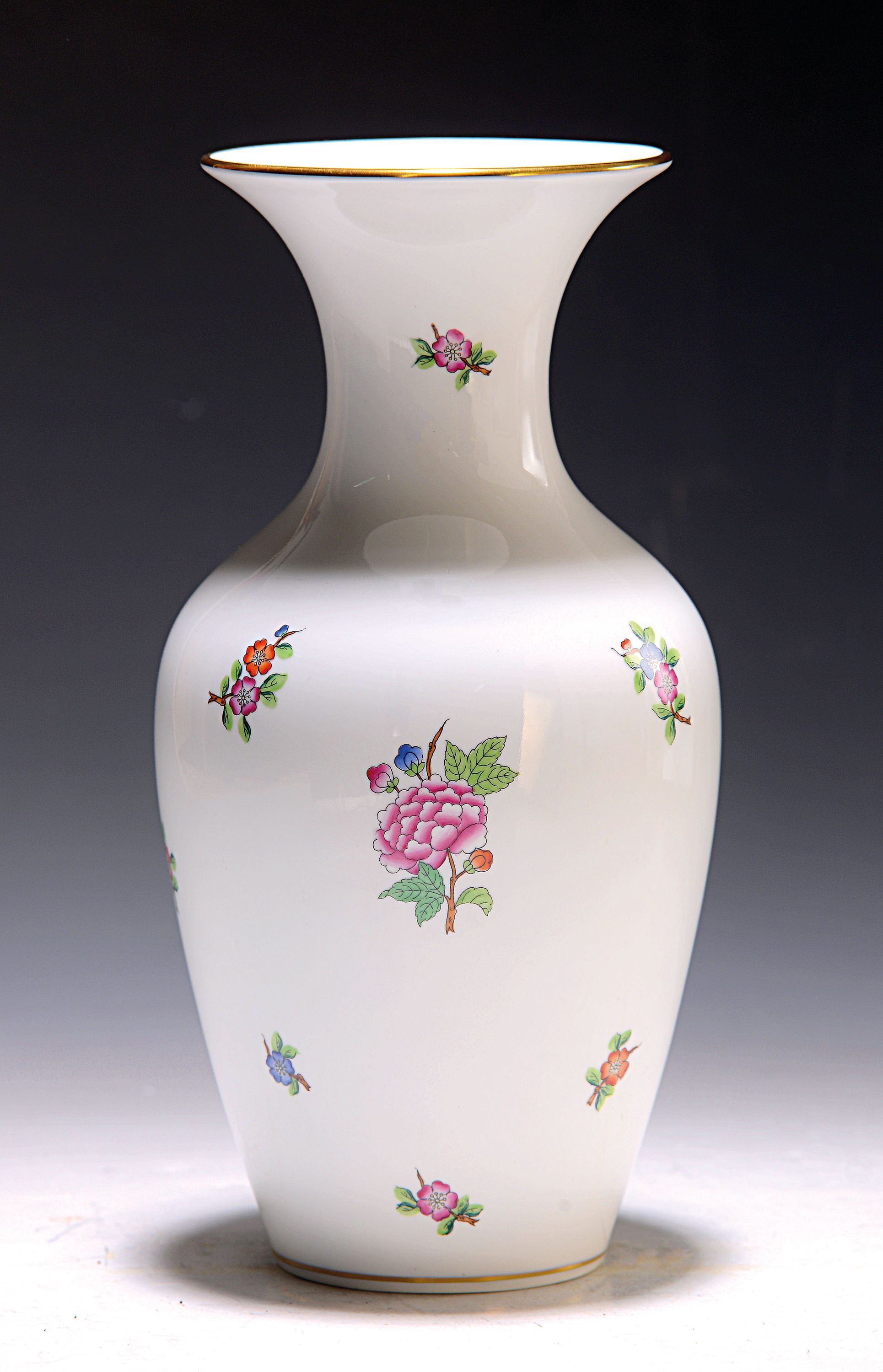 Detail d: Speiseservice, Herend, Ungarn, 20.Jh., Porzellan, für 6 Personen, Streublumendekor, Goldstaffage, 6 Speiseteller, 6 Suppentassen mit UT, Vase, ...