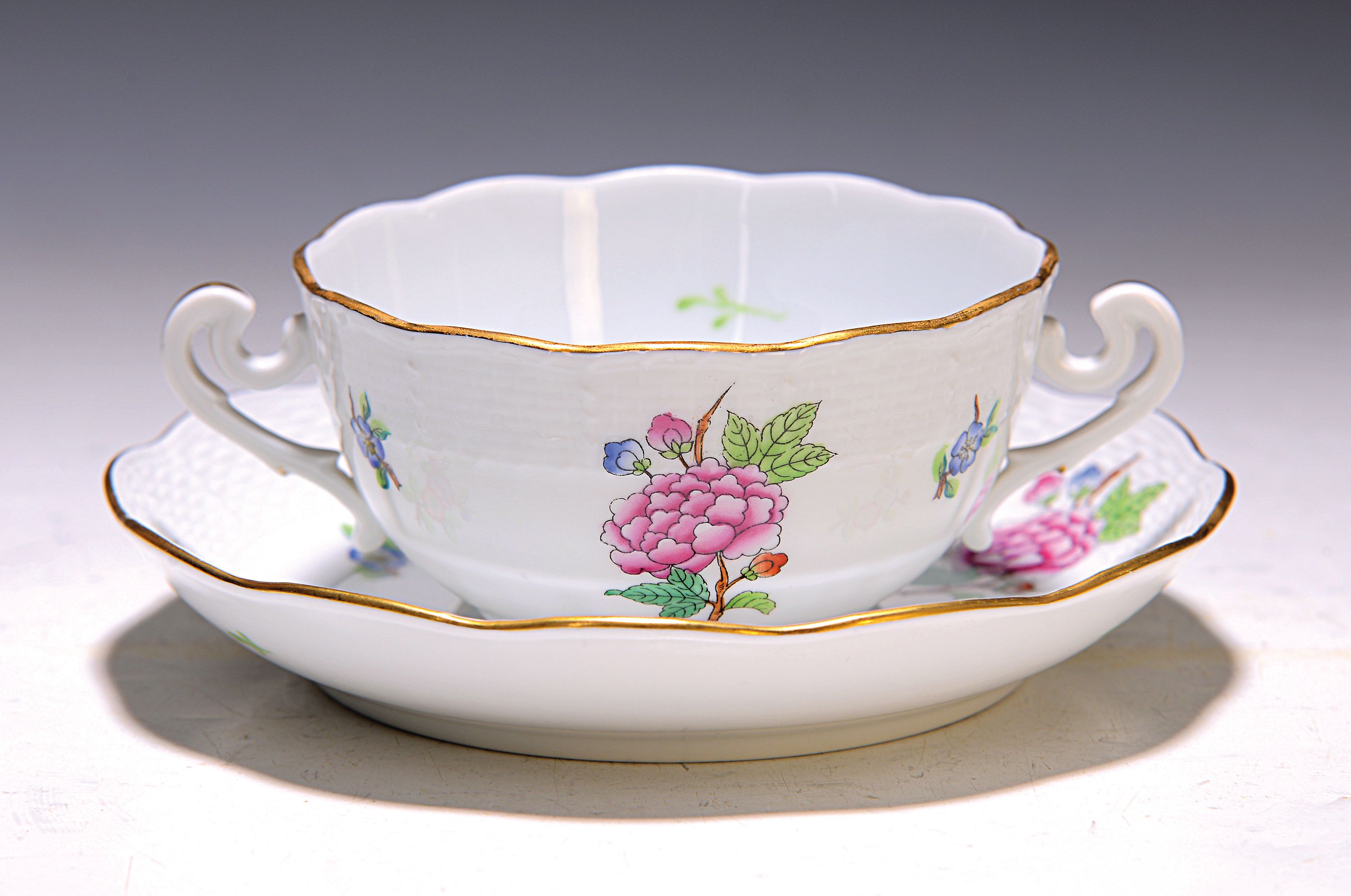 Detail e: Speiseservice, Herend, Ungarn, 20.Jh., Porzellan, für 6 Personen, Streublumendekor, Goldstaffage, 6 Speiseteller, 6 Suppentassen mit UT, Vase, ...