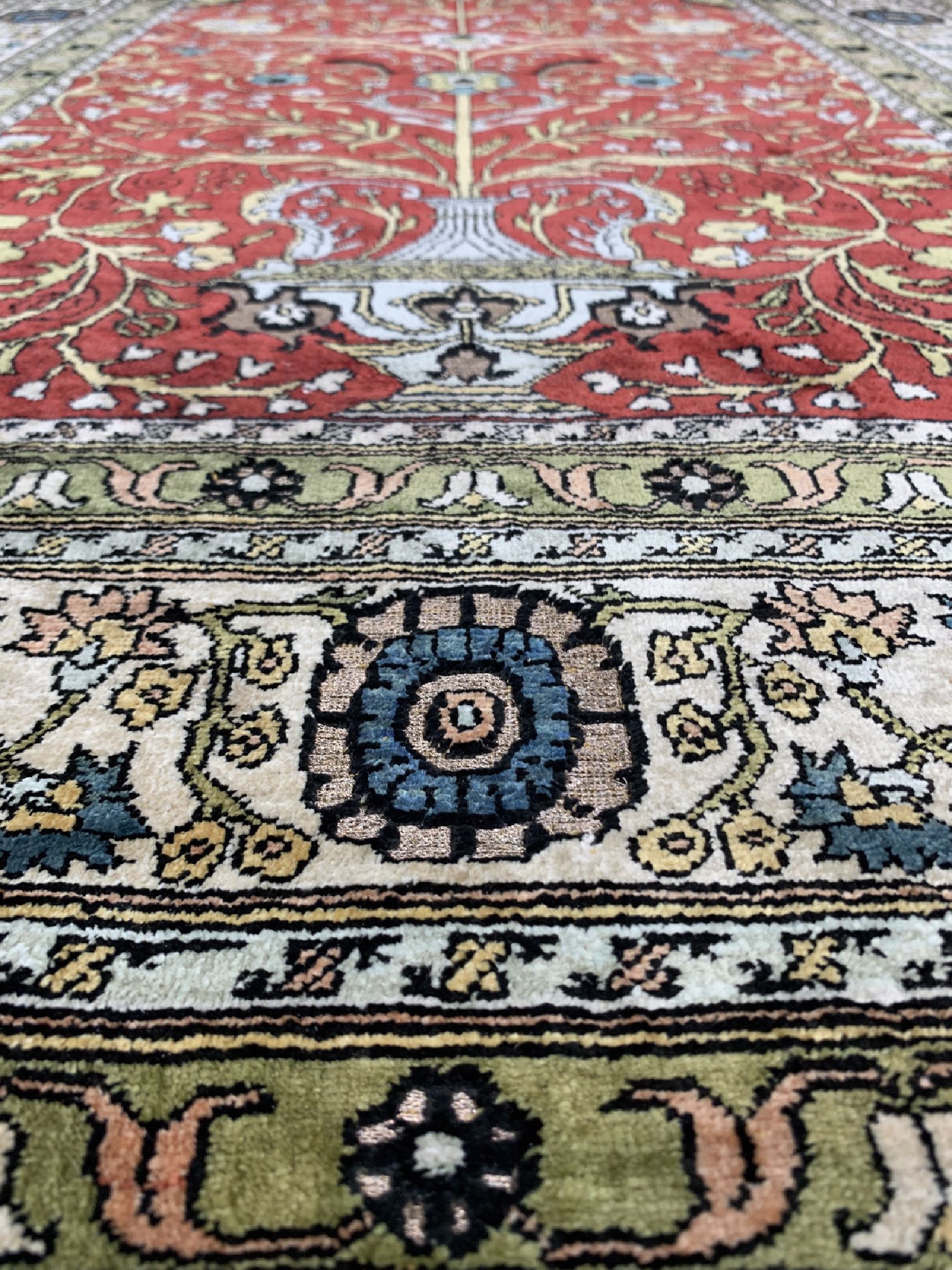 Detail d: Hereke Seide fein, Persien, um 1940/1950, reine Naturseide, ca. 154 x 98 cm, EHZ: 1-2