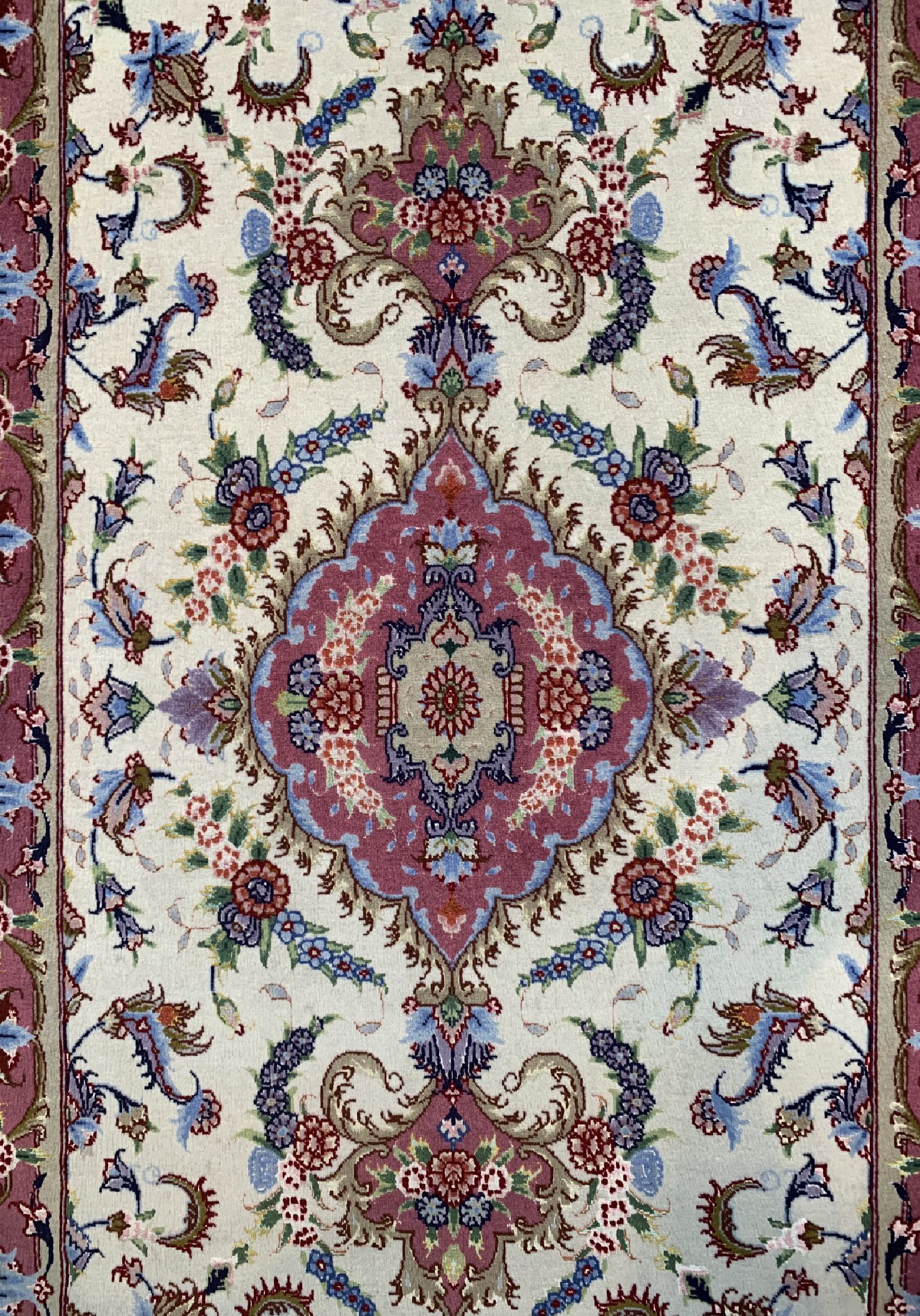 Detail b: Täbriz fein, Persien, um 1960, Korkwolle mit und auf Seide, ca. 317 x 78 cm, ca. 500.000 Kn/qm, EHZ: 1-2