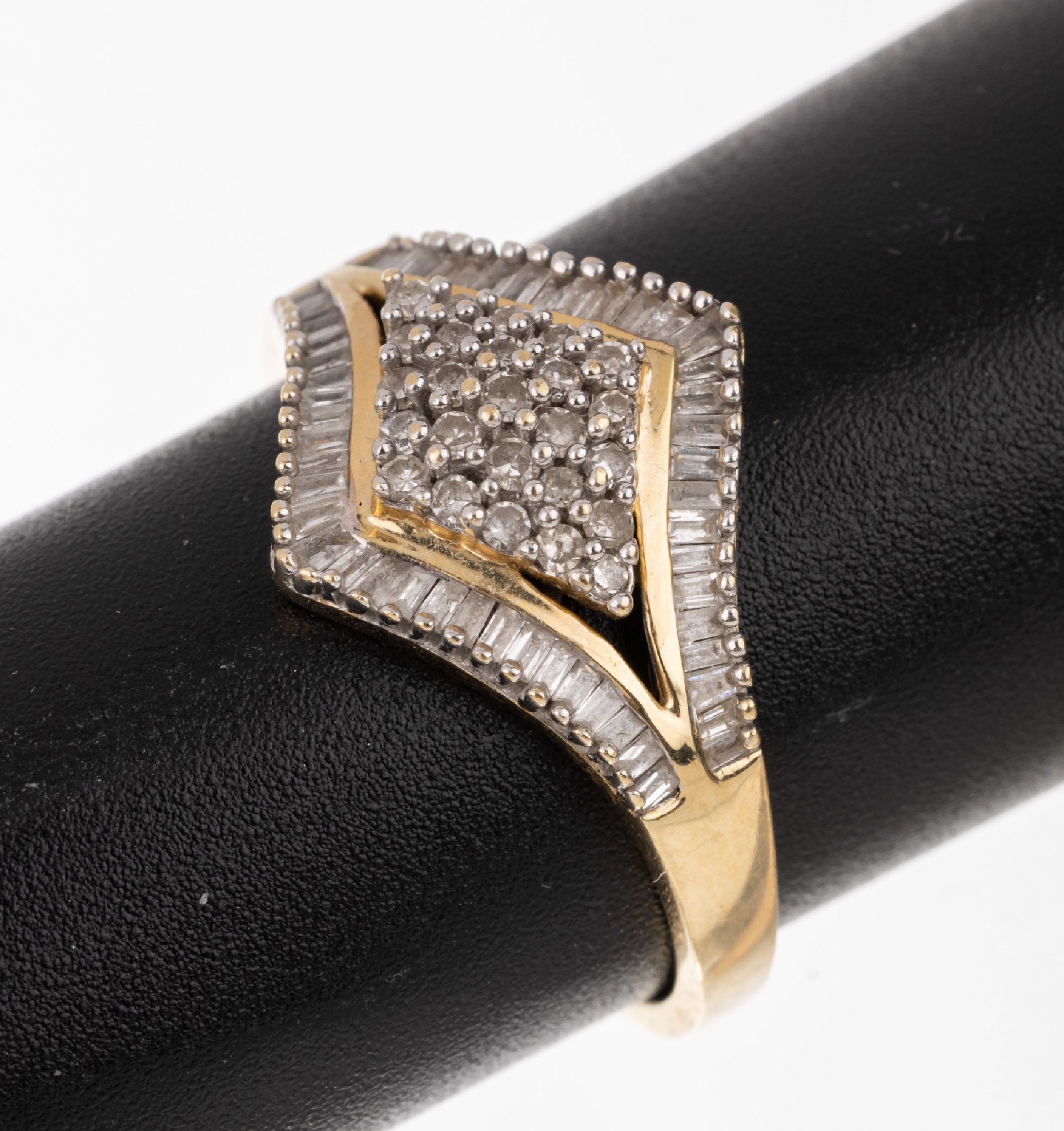 10 kt Gold Diamant-Ring, GG/WG 416/000, Brillanten und Diamant-Baguettes zus. ca. 1.0 ct Weiß/si-p, total ca. 3.2 g, RW 57