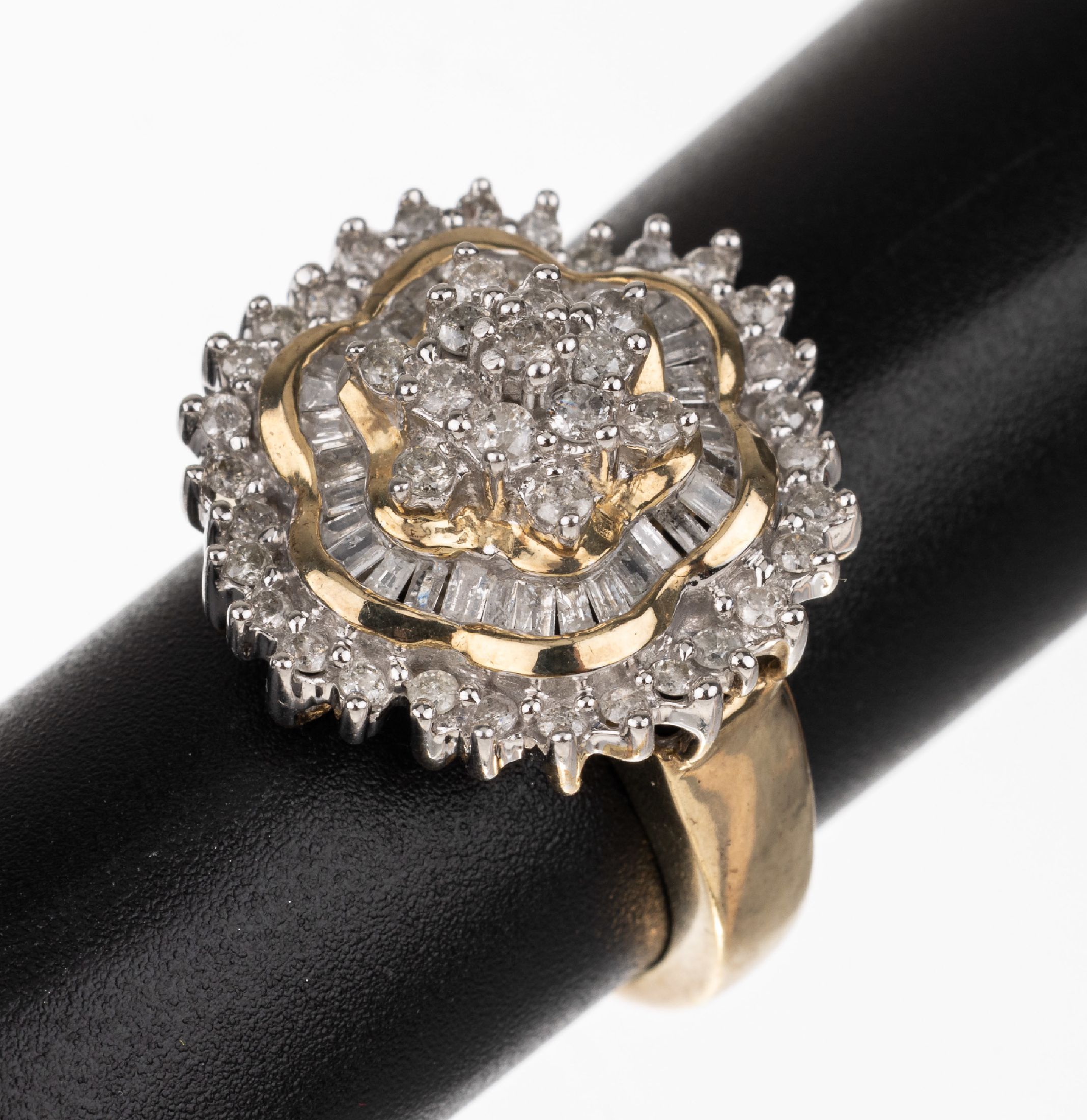 10 kt Gold Diamant-Ring, GG/WG 416/000, Brillanten und Diamant-Baguettes zus. ca. 1.20 ct Weiß/si-p, RW 55, total ca. 6.3 g