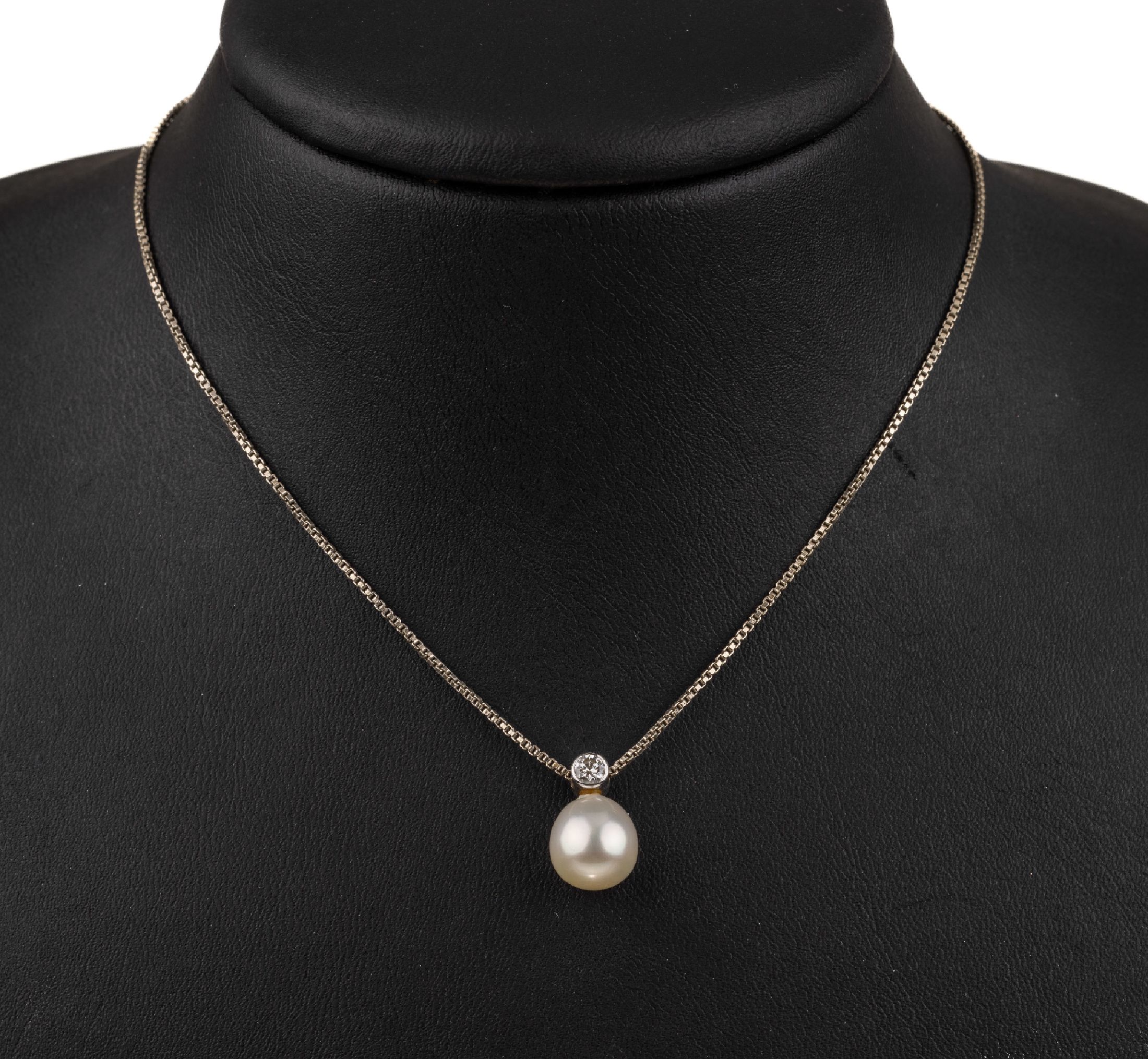 14 kt Gold Perl-Brillant-Anhänger, an Kette, WG 585/000, tropfenförm. Akoyazuchtperle L. ca. 10 mm, Brillant ca. 0.15 ct Weiß/si, L. ca. 43.5 cm, ...