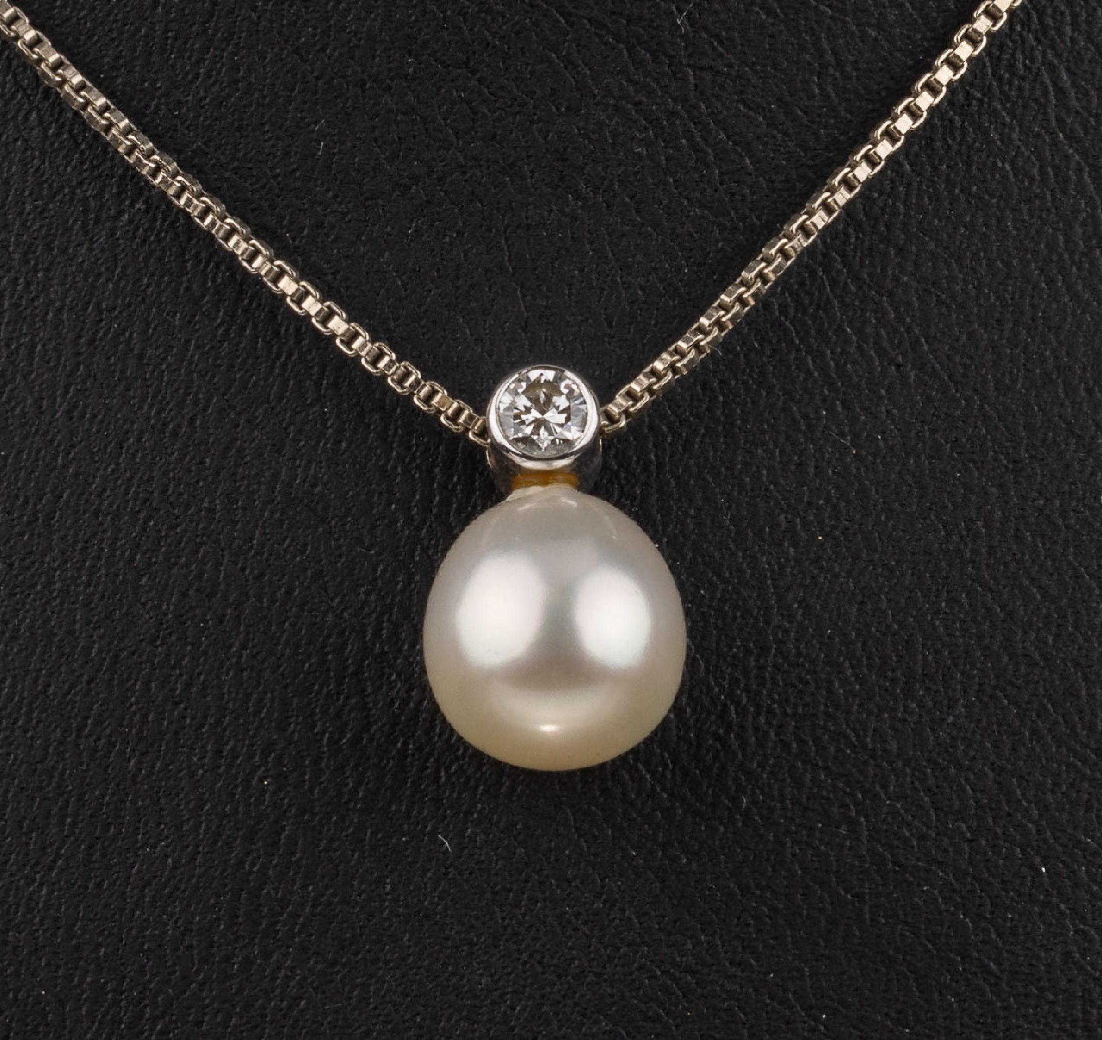 Detail a: 14 kt Gold Perl-Brillant-Anhänger, an Kette, WG 585/000, tropfenförm. Akoyazuchtperle L. ca. 10 mm, Brillant ca. 0.15 ct Weiß/si, L. ca. 43.5 cm, ...