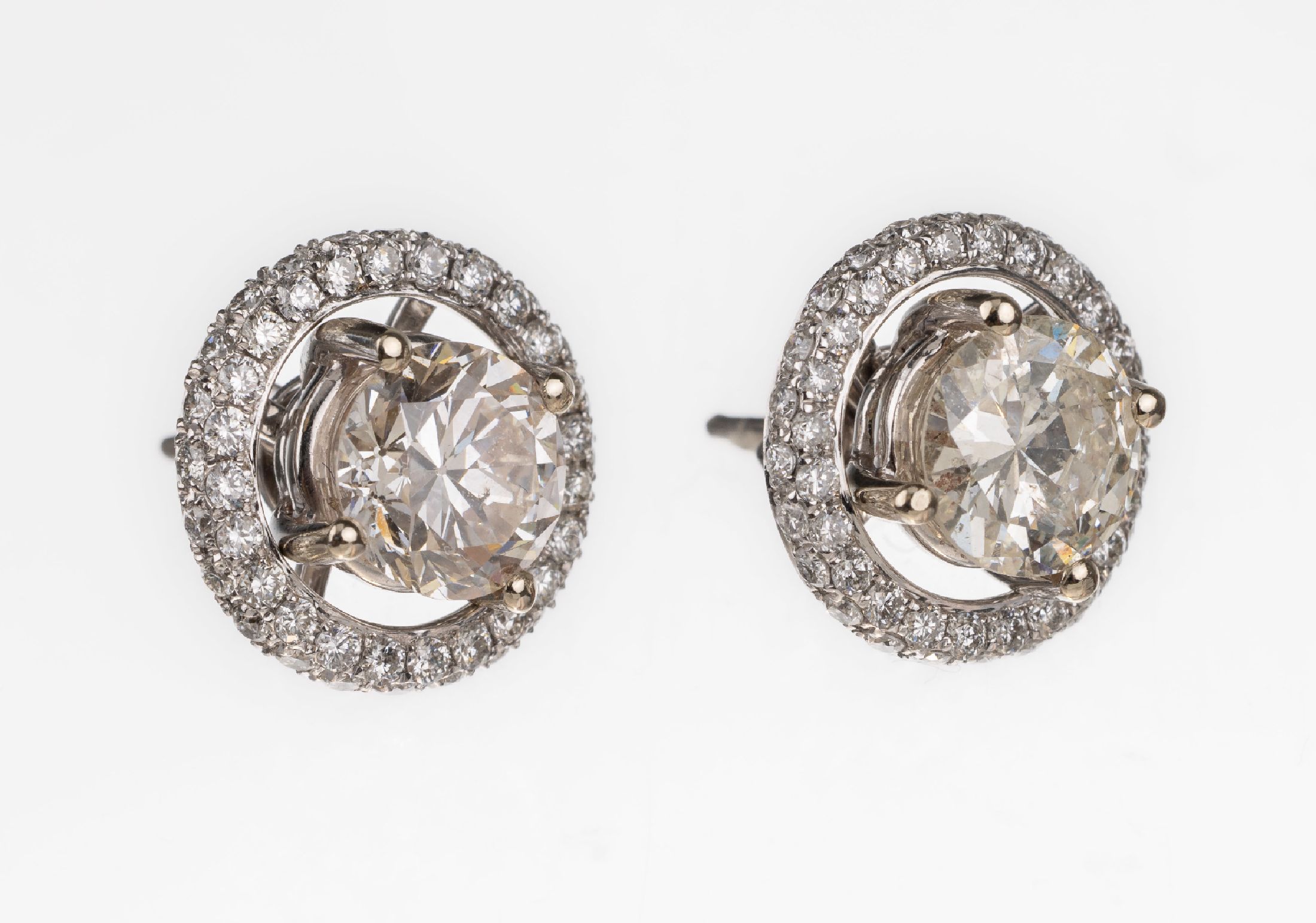 Paar 18 kt Gold Brillant-Ohrstecker, WG 750/000, 2 Brillanten zus. ca. 2.55 ct Weiß-l.get.Weiß/p1, umgeben von abnehmbarem Kranz aus Brillanten ...