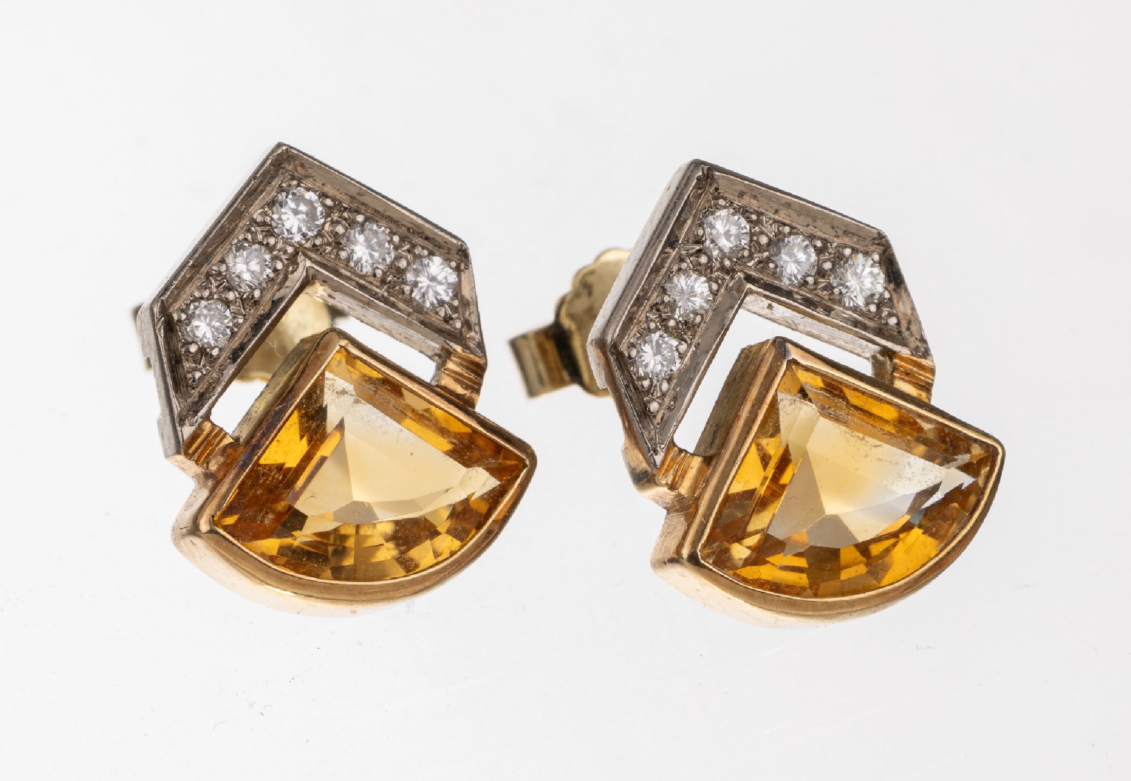 Paar 14 kt Gold Citrin-Brillant-Ohrstecker, GG/WG 585/000, 2 facett. Citrine zus. ca. 1.50 ct, 10 Brillanten zus. ca. 0.20 ct Weiß/lr-vs, total ca. ...