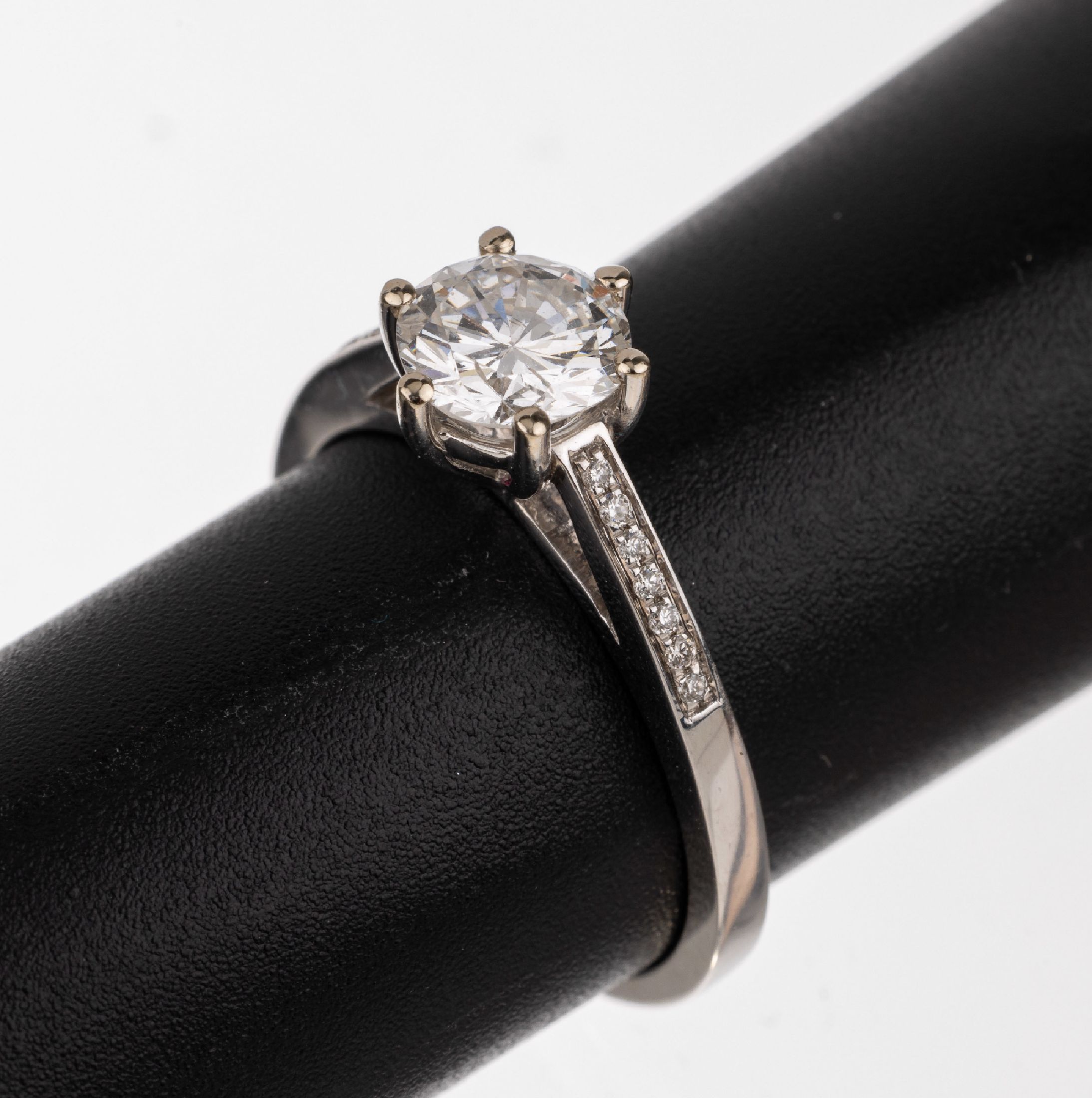 18 kt Gold Brillant-Ring, WG 750/000, Brillant 0.92 ct feines Weiß F/si 2, DPL Gutachten 12/2000, 14 Brillanten in der Ringschiene zus. ca. 0.06 ct ...