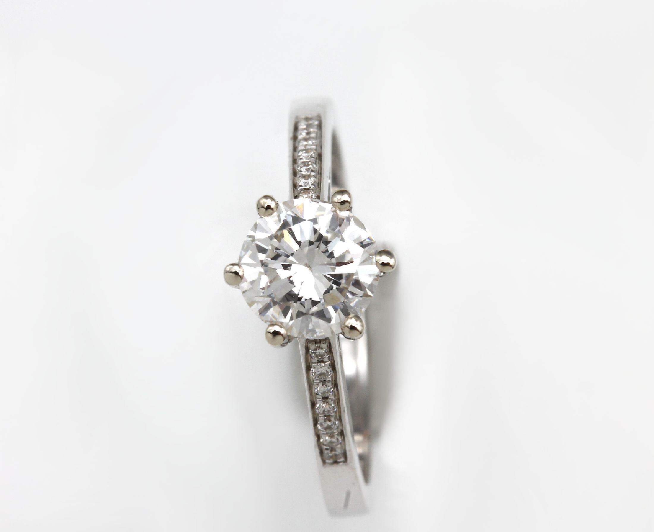 Detail a: 18 kt Gold Brillant-Ring, WG 750/000, Brillant 0.92 ct feines Weiß F/si 2, DPL Gutachten 12/2000, 14 Brillanten in der Ringschiene zus. ca. 0.06 ct ...