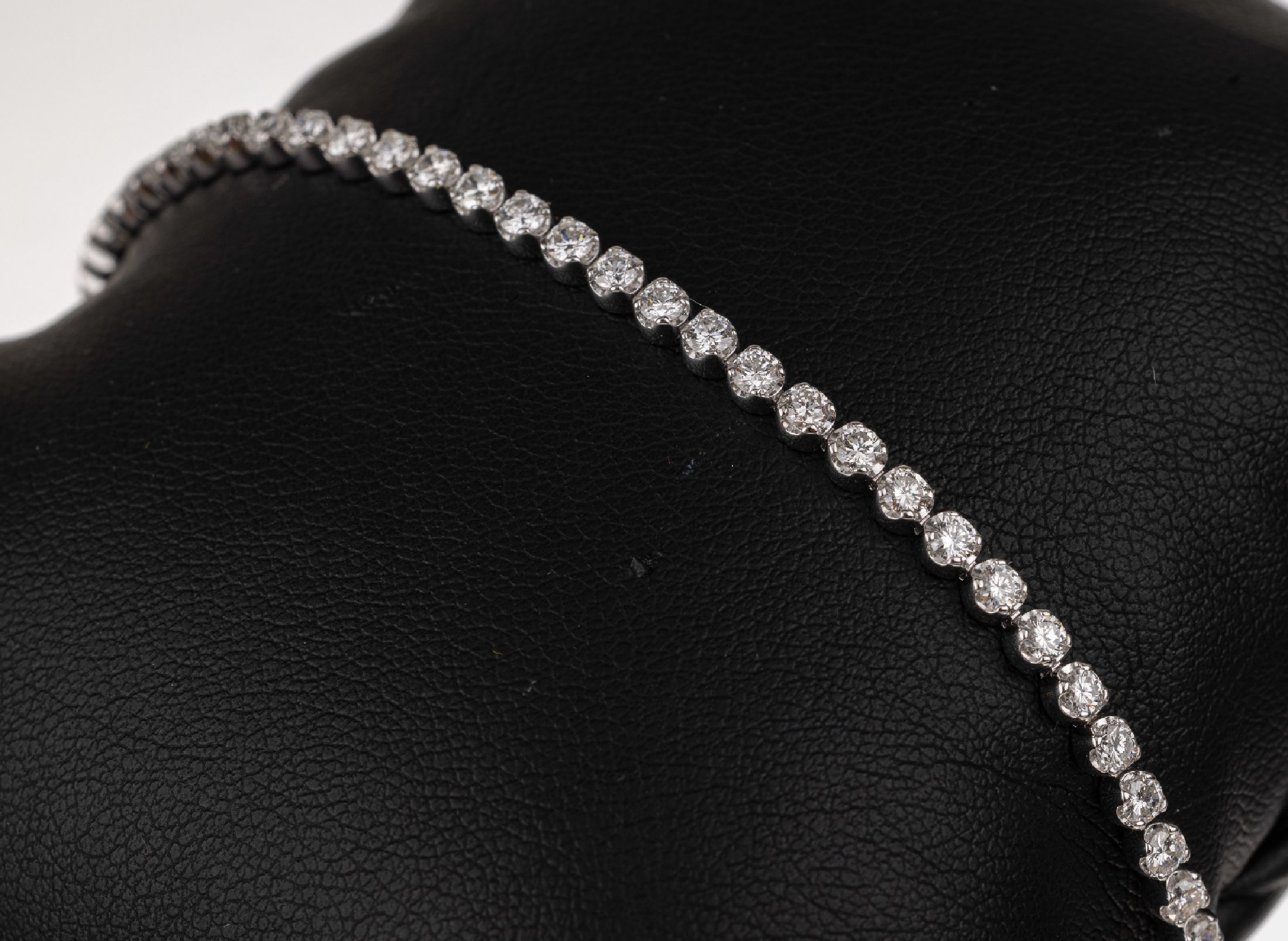 14 kt Gold Brillant-Linienarmband, WG 585/000, Brillanten zus. ca. 2.95 ct feines Weiß-Weiß/vvs-vs, L. ca. 17.6 cm, ca. 6.6 g, Kastenschloß mit ...