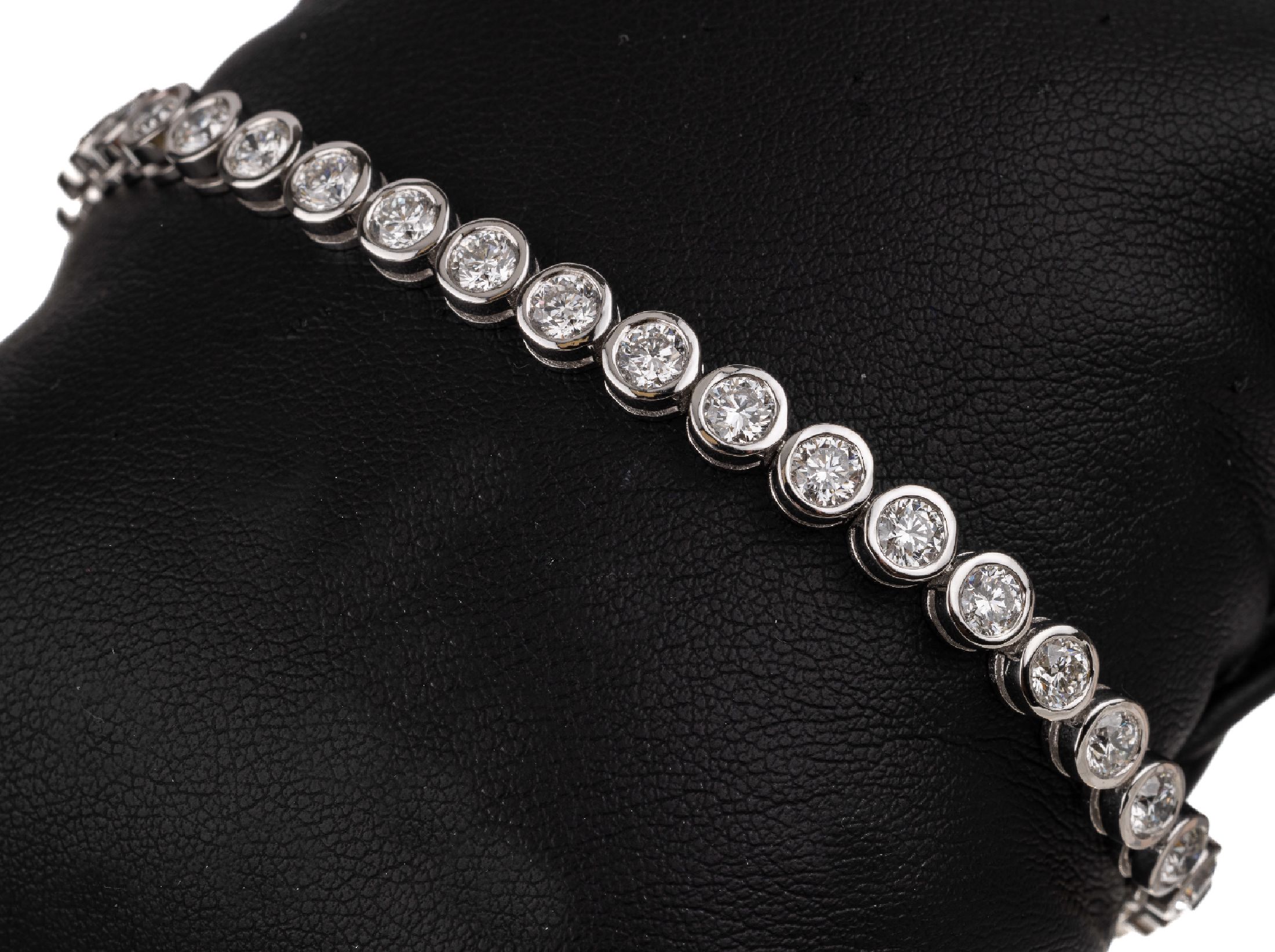 18 kt Gold Brillant-Linienarmband, WG 750/000, Brillanten zus. ca. 8.20 ct feines Weiß-Weiß/lr-vs, L. ca. 17.8 cm, Kastenschloß mit ...