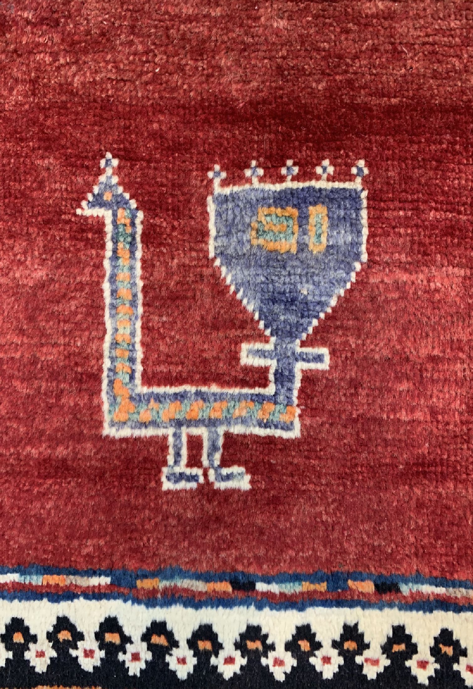 Detail b: Gabbeh alt, Persien, um 1960, Wolle auf Wolle, ca. 233 x 135 cm, EHZ: 2(Rand leicht beschädigt).