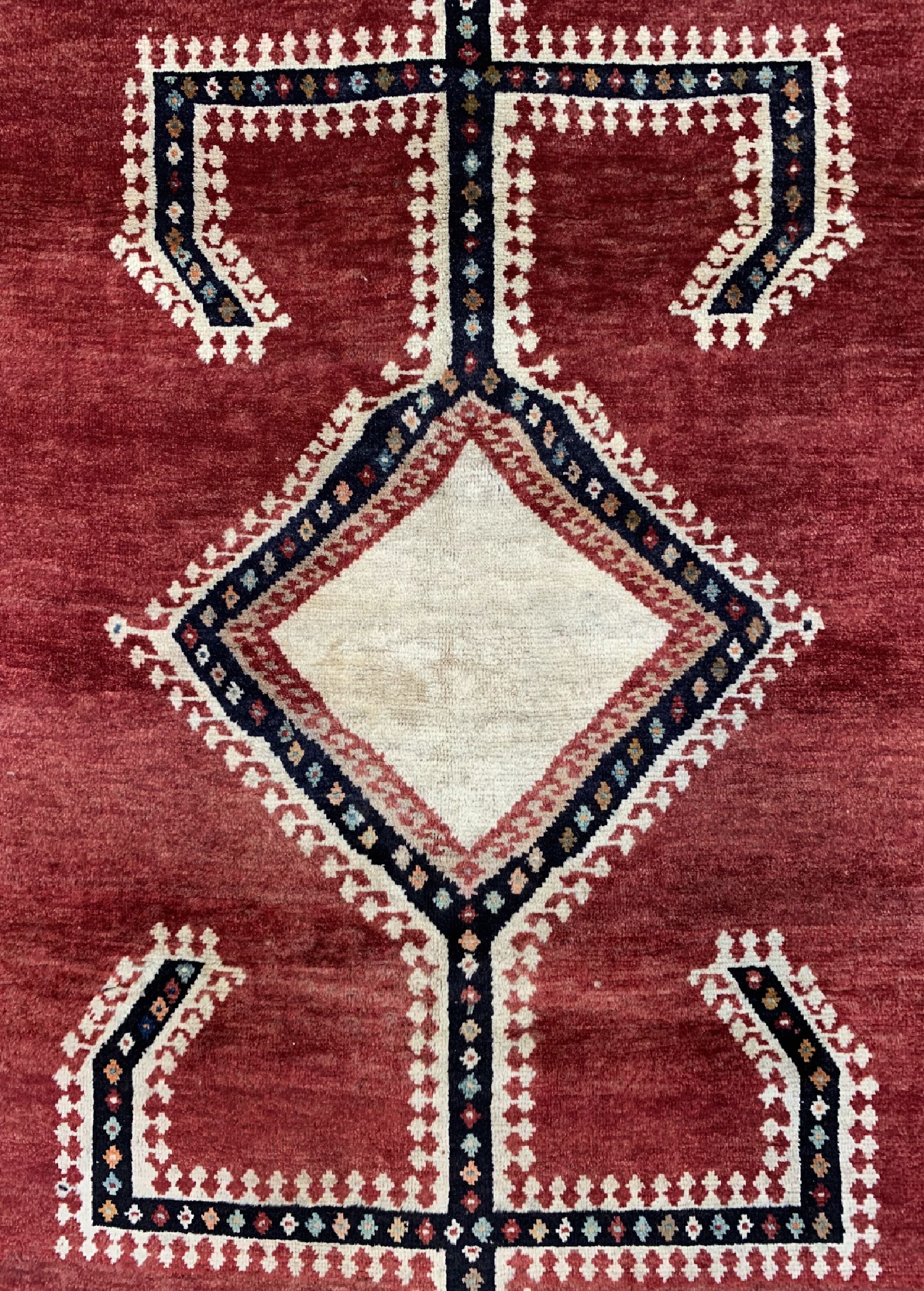 Detail c: Gabbeh alt, Persien, um 1960, Wolle auf Wolle, ca. 233 x 135 cm, EHZ: 2(Rand leicht beschädigt).