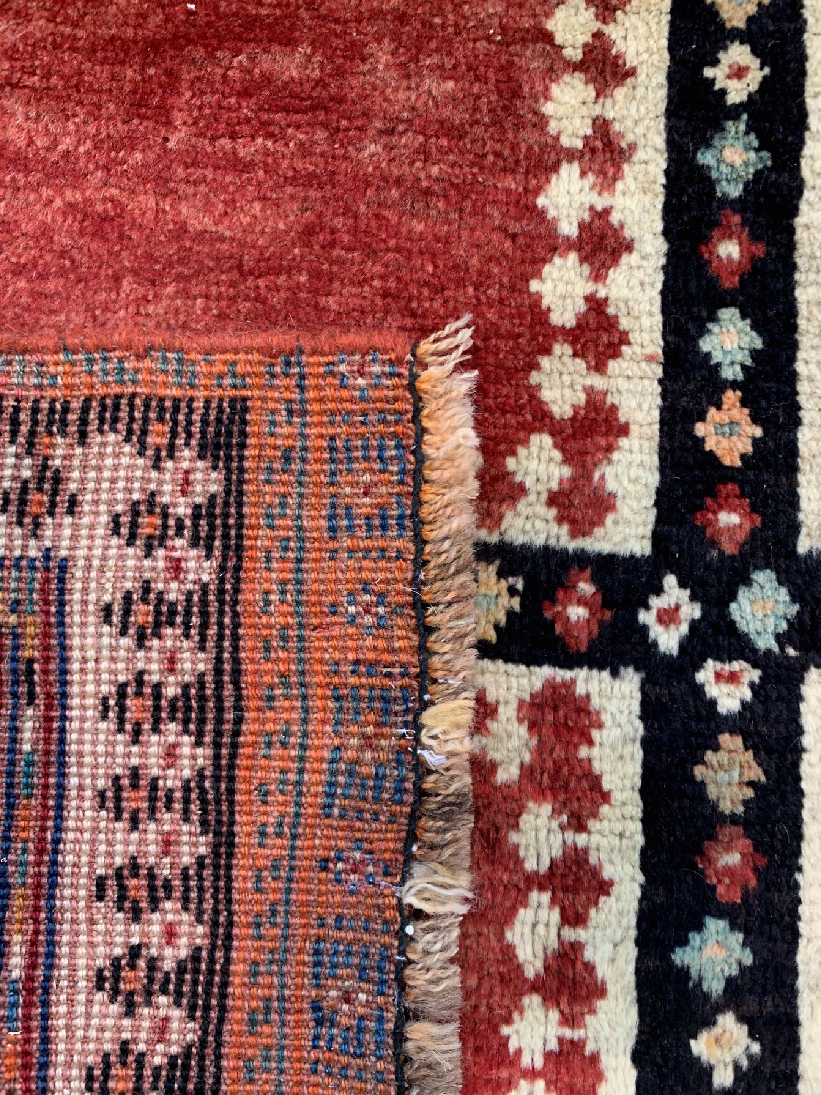 Detail d: Gabbeh alt, Persien, um 1960, Wolle auf Wolle, ca. 233 x 135 cm, EHZ: 2(Rand leicht beschädigt).