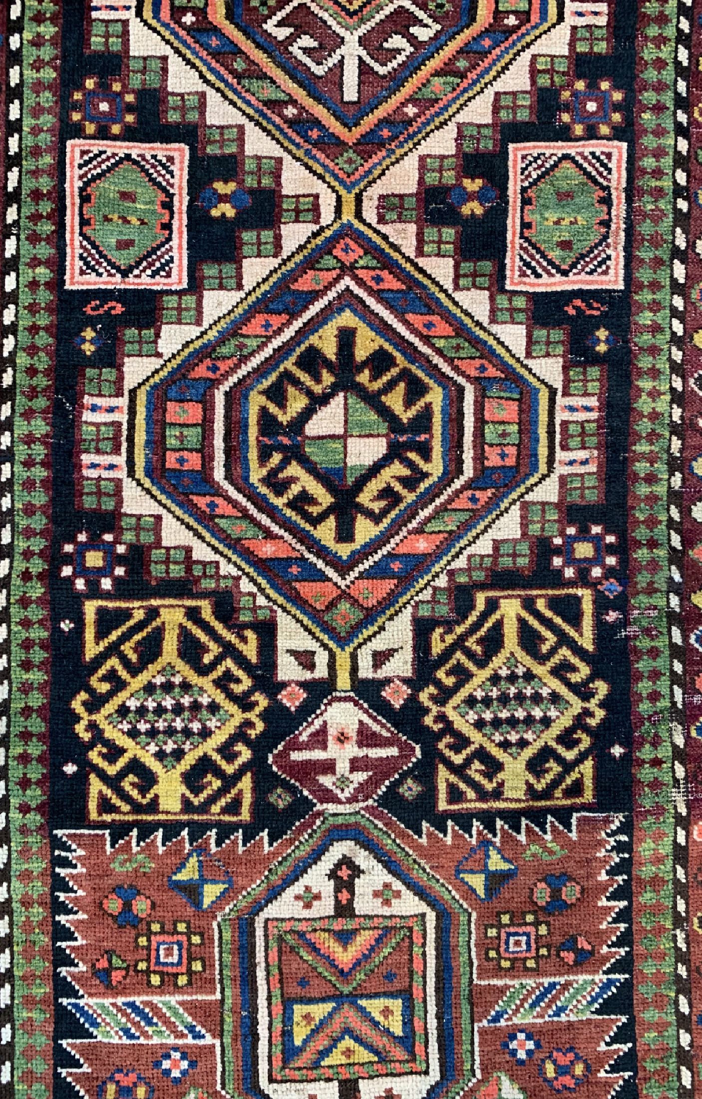Detail c: Antiker Schirwan, Kaukasus, um 1900, Wolle auf Wolle, ca. 345 x 124 cm, EHZ: 4