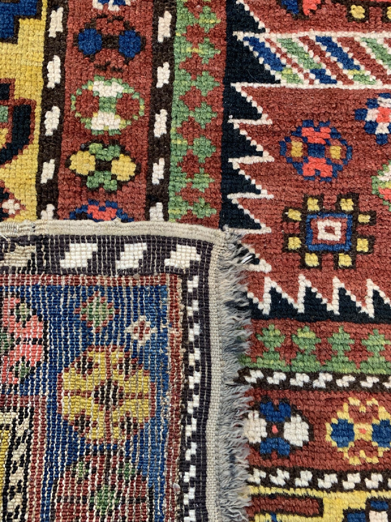 Detail e: Antiker Schirwan, Kaukasus, um 1900, Wolle auf Wolle, ca. 345 x 124 cm, EHZ: 4