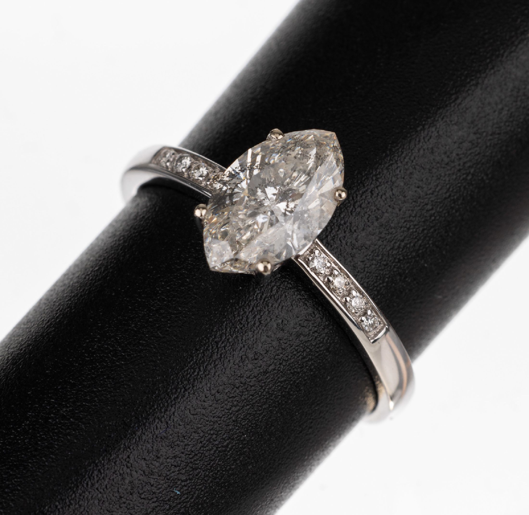 18 kt Gold Diamant-Ring, WG 750/000, Diamant-Navette ca. 1.02 ct l.get.Weiß/p, seitl. Brillanten zus. ca. 0.05 ct Weiß/lr-vs,RW 54, total ca. 2.3 g