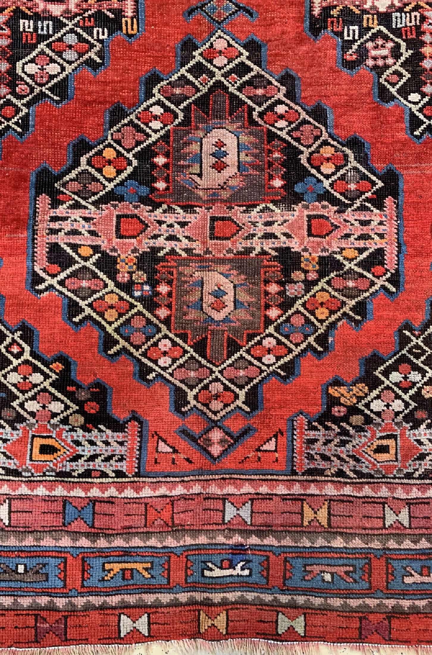 Detail b: Antiker Kazak, Kaukasus, um 1900, Wolle aufWolle, ca. 290 x 130 cm, EHZ: 4
