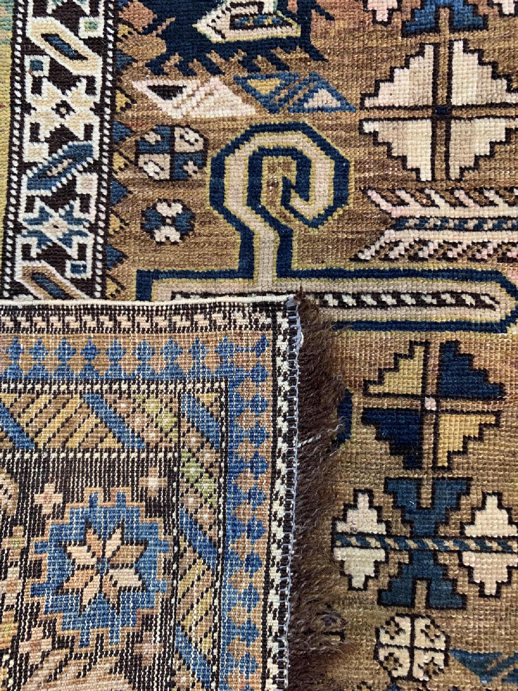 Detail d: Perpedil-Schirwan, Kaukasus, um 1900, Wolle auf Wolle, ca. 170 x 120 cm, EHZ: 4(kleine Löcher).