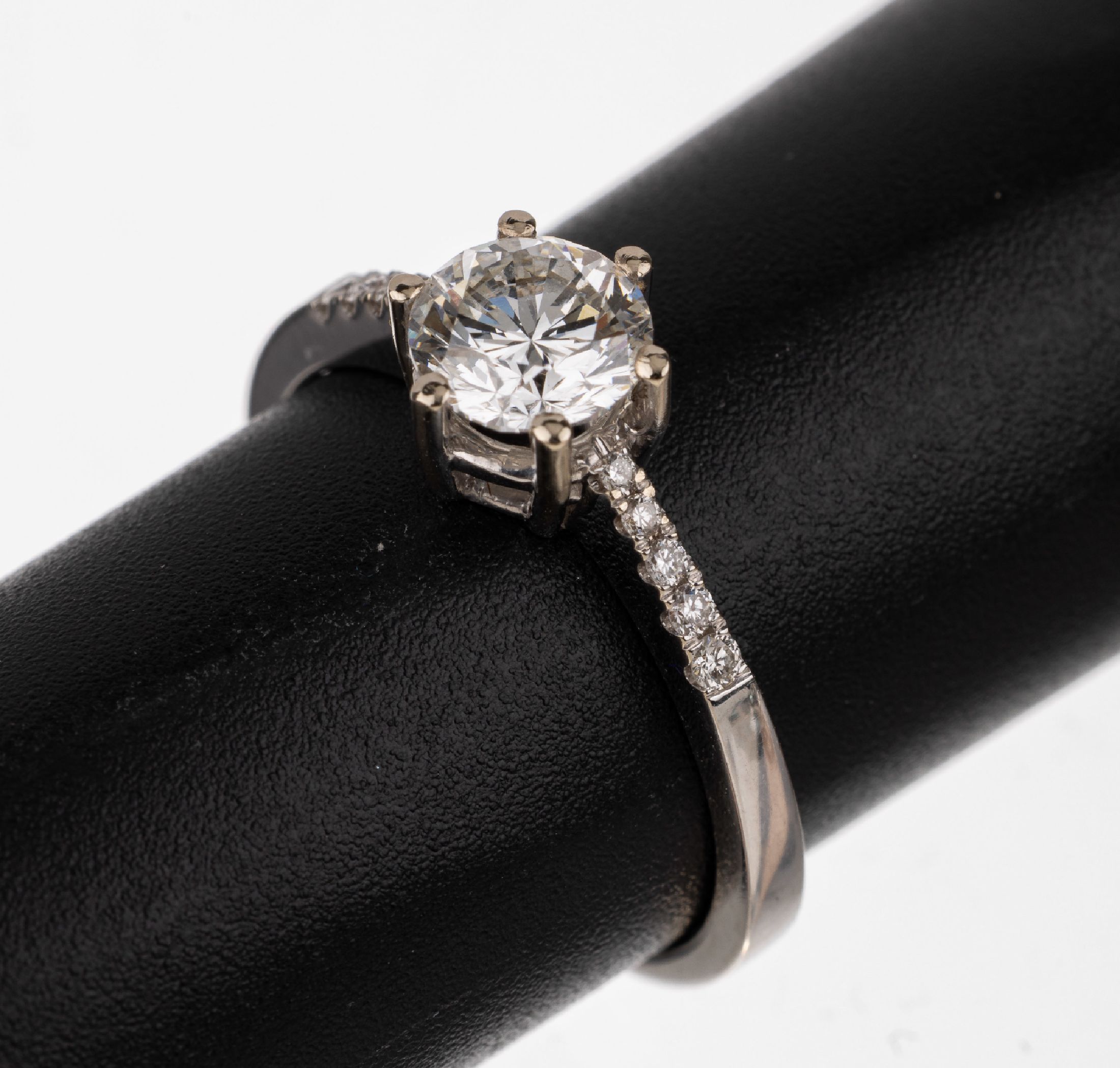 18 kt Gold Brillant-Ring, WG 750/000, Mittelstein ca. 0.84 ct Weiß H/vs1, HRD Zertifikat, 10 Brillanten zus. ca. 0.09 ct Weiß/vvs-vs, RW 54