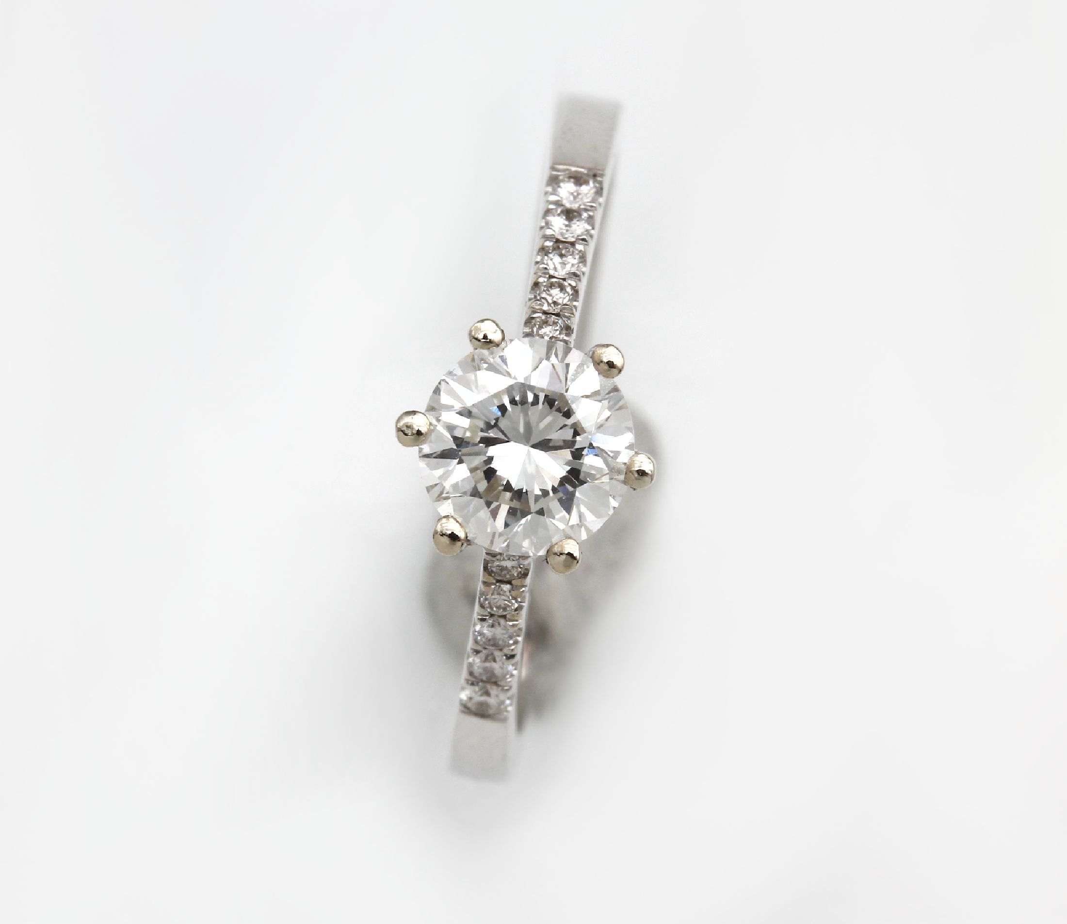 Detail a: 18 kt Gold Brillant-Ring, WG 750/000, Mittelstein ca. 0.84 ct Weiß H/vs1, HRD Zertifikat, 10 Brillanten zus. ca. 0.09 ct Weiß/vvs-vs, RW 54