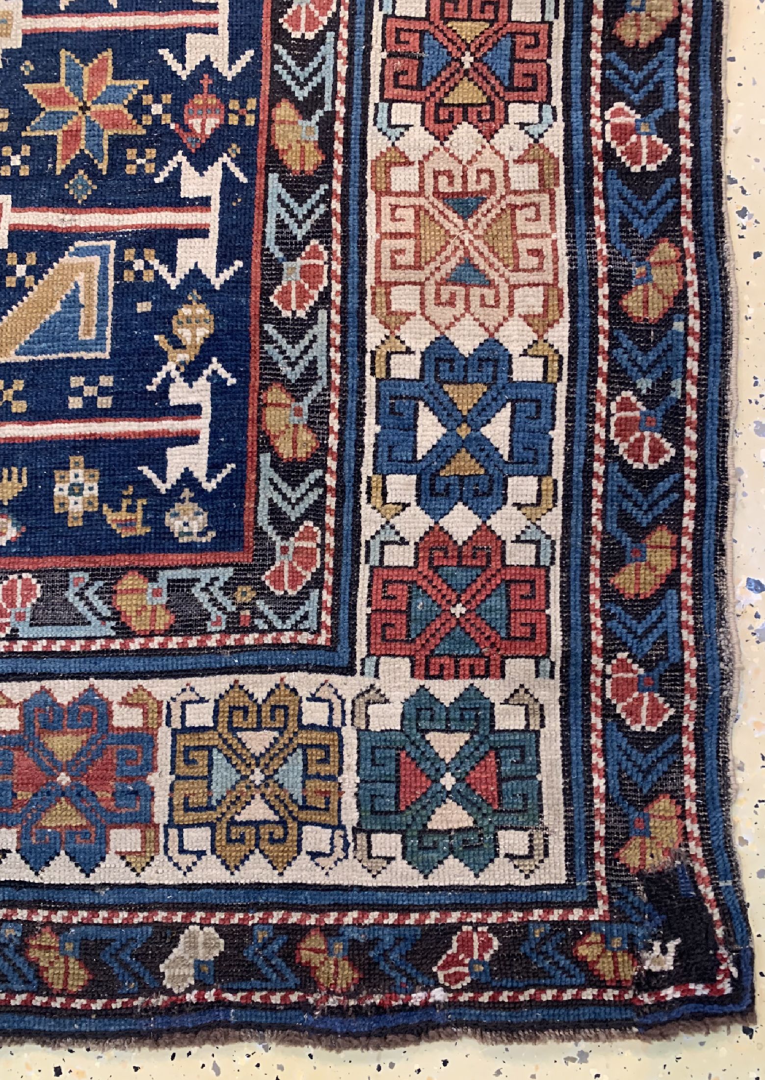 Detail a: Antiker Schirwan, Kaukasus, 19.Jhd, Wolle auf Wolle, ca. 360 x 110 cm, EHZ: 3, (Alte Restaurierungen)