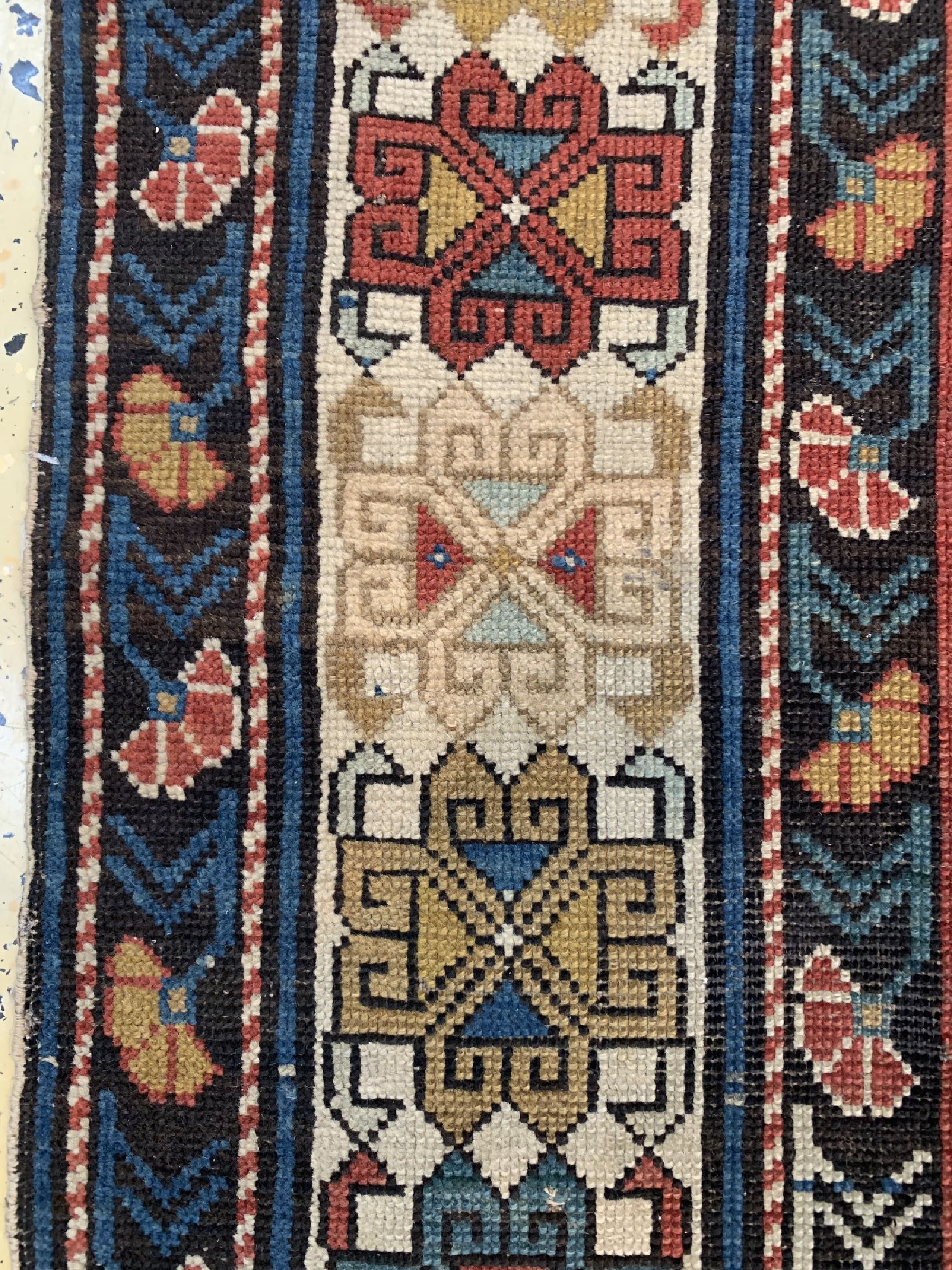 Detail c: Antiker Schirwan, Kaukasus, 19.Jhd, Wolle auf Wolle, ca. 360 x 110 cm, EHZ: 3, (Alte Restaurierungen)