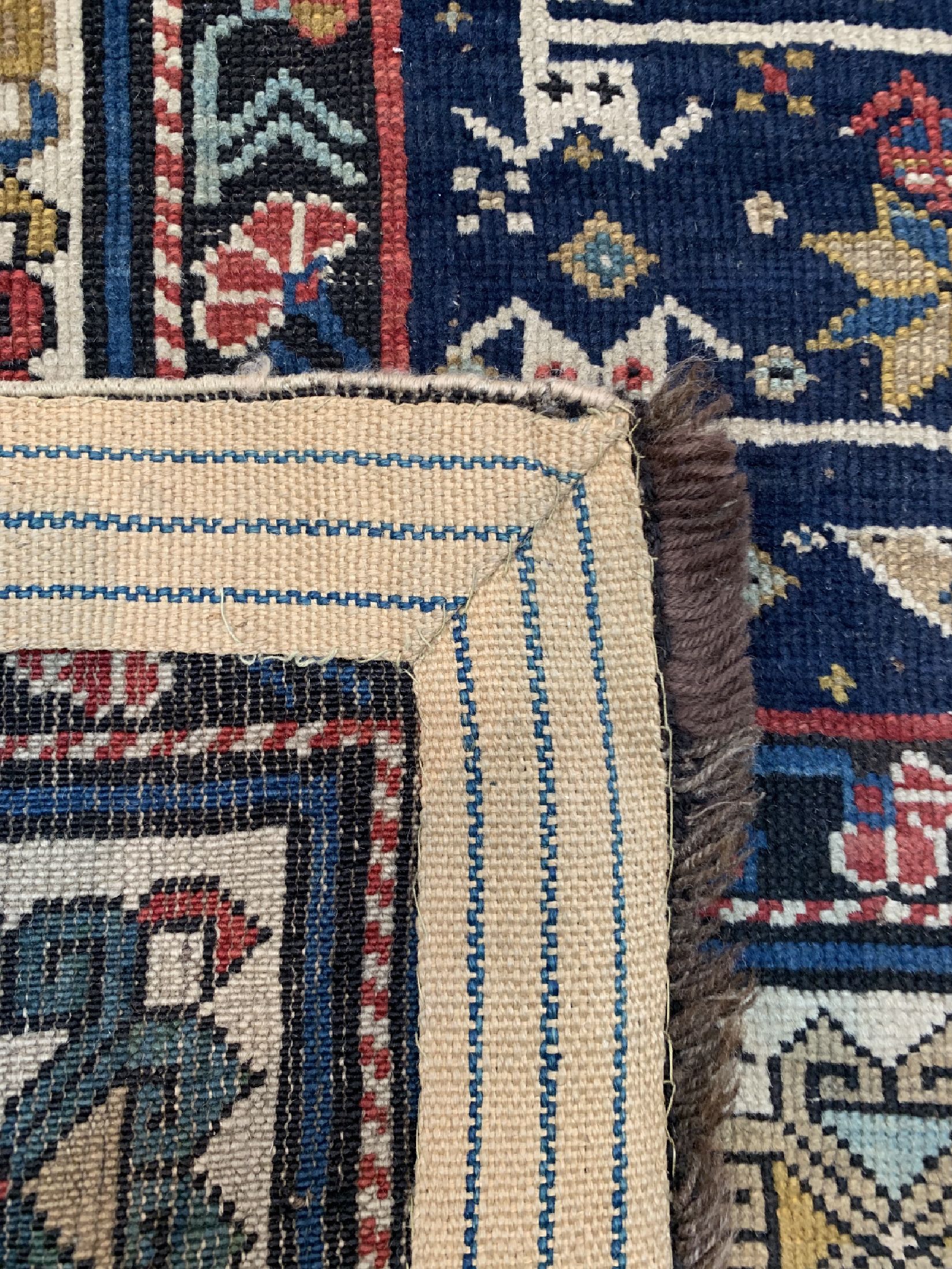 Detail d: Antiker Schirwan, Kaukasus, 19.Jhd, Wolle auf Wolle, ca. 360 x 110 cm, EHZ: 3, (Alte Restaurierungen)