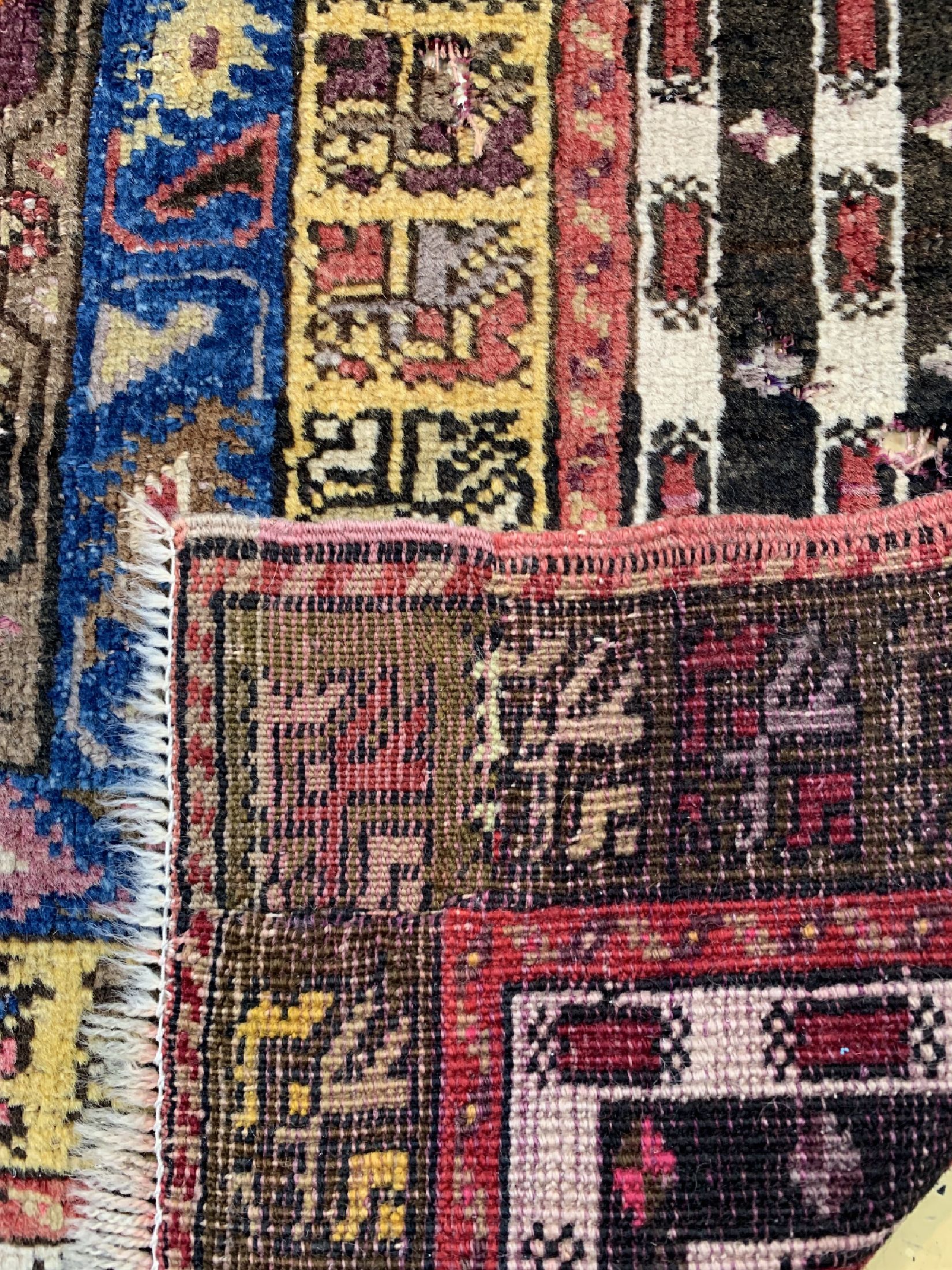 Detail d: Dazkiri antik, Türkei, um 1900, Wolle auf Wolle, ca. 212 x 140 cm, EHZ: 3, kleine Löcher, (Alte restaurierungen)