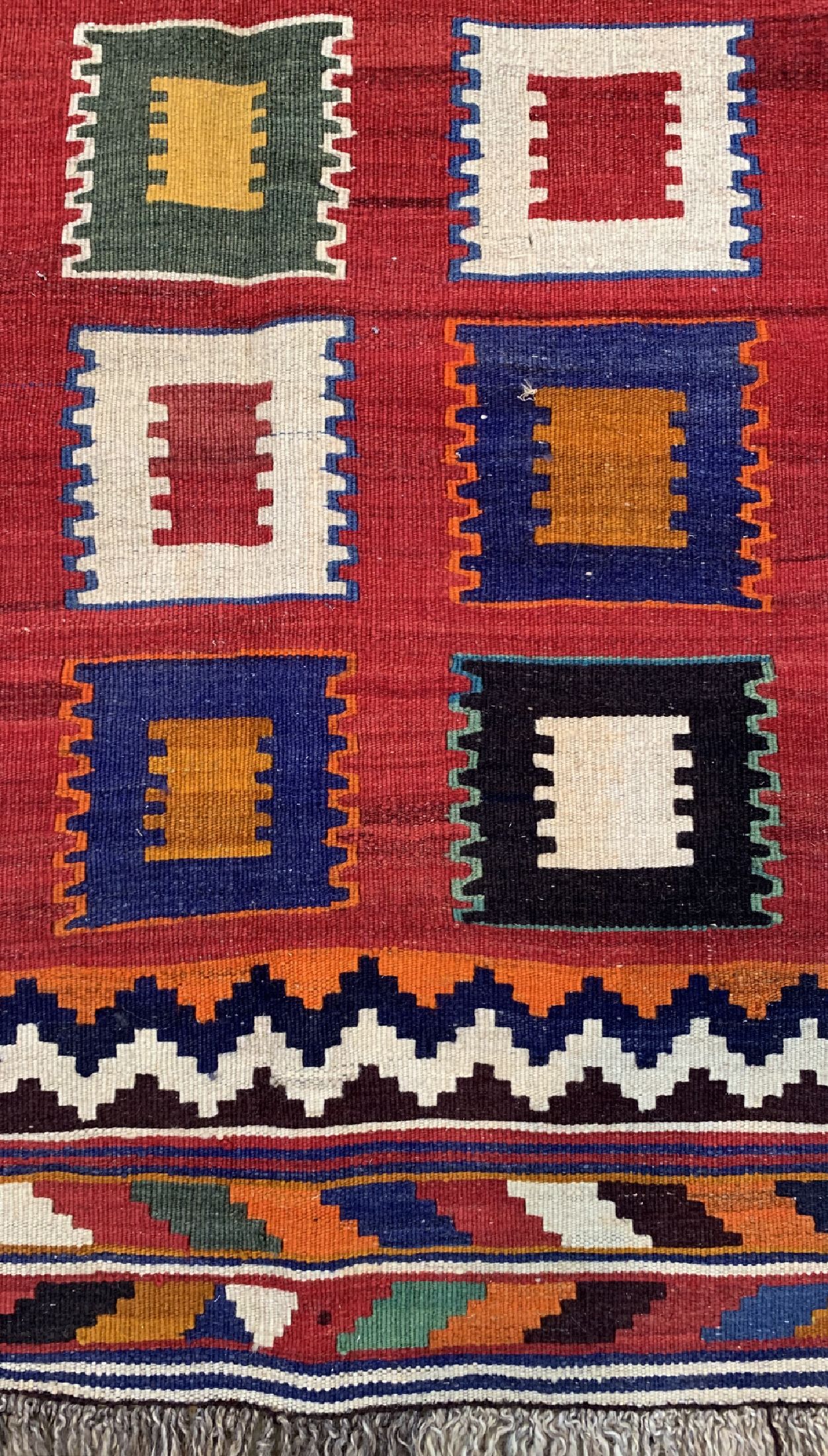 Detail b: Ghaschgai Kelim, Persien, um 1950, Wolle auf Wolle, ca. 255 x 151 cm, EHZ: 2(kleines Loch).