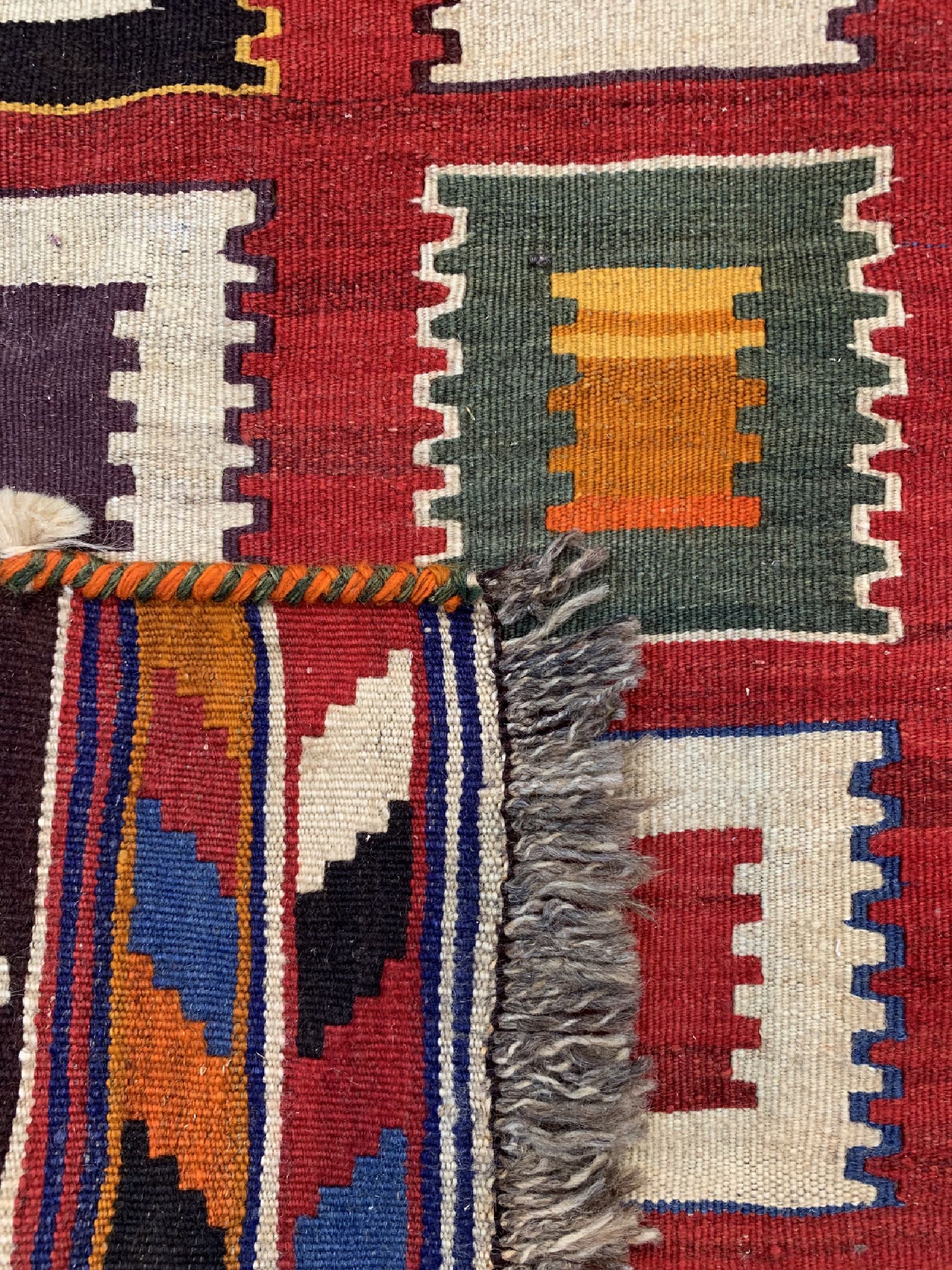 Detail e: Ghaschgai Kelim, Persien, um 1950, Wolle auf Wolle, ca. 255 x 151 cm, EHZ: 2(kleines Loch).