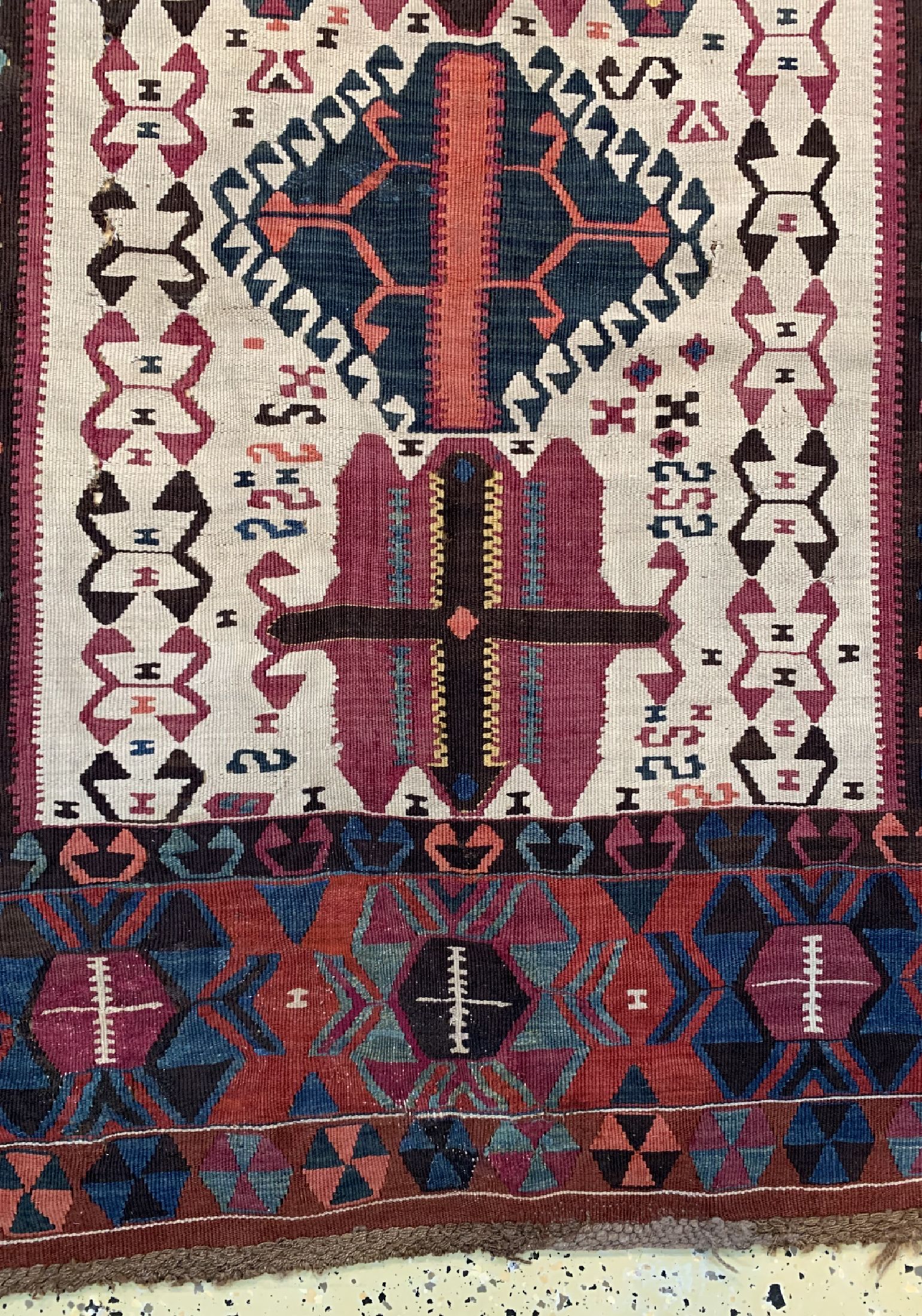 Detail b: Aydin Kelim antik, Türkei, 19.Jhd, Wolle auf Wolle, ca. 360 x 165 cm, EHZ: 2 (kleines Loch), restauriert