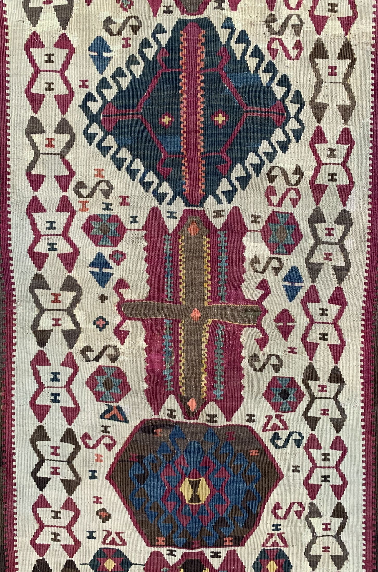 Detail c: Aydin Kelim antik, Türkei, 19.Jhd, Wolle auf Wolle, ca. 360 x 165 cm, EHZ: 2 (kleines Loch), restauriert