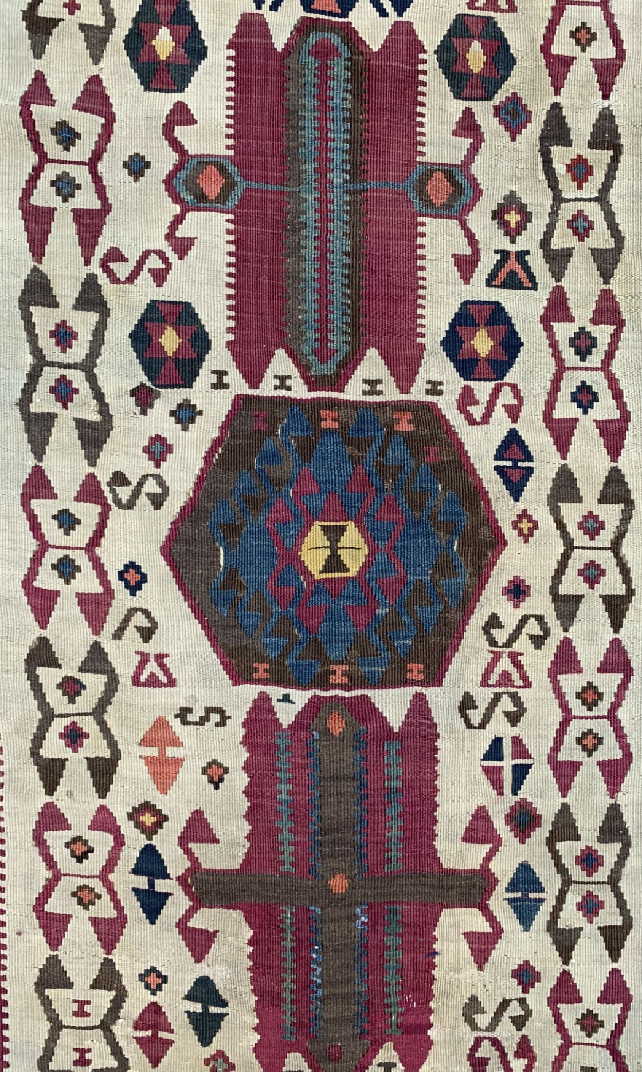Detail d: Aydin Kelim antik, Türkei, 19.Jhd, Wolle auf Wolle, ca. 360 x 165 cm, EHZ: 2 (kleines Loch), restauriert
